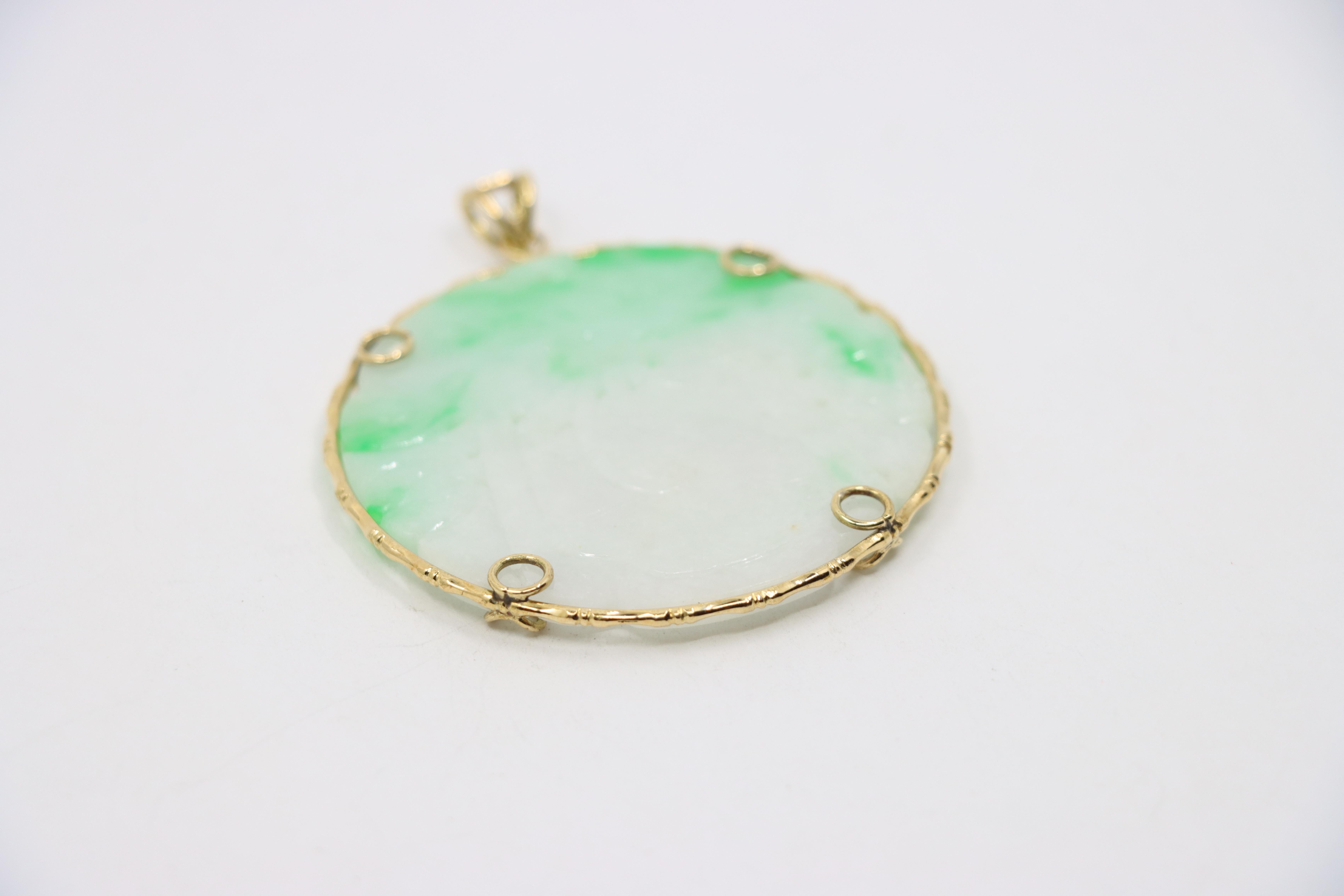 Vintage 14K Gold Engraved Jade Round Pendant In Good Condition For Sale In Flushing, NY