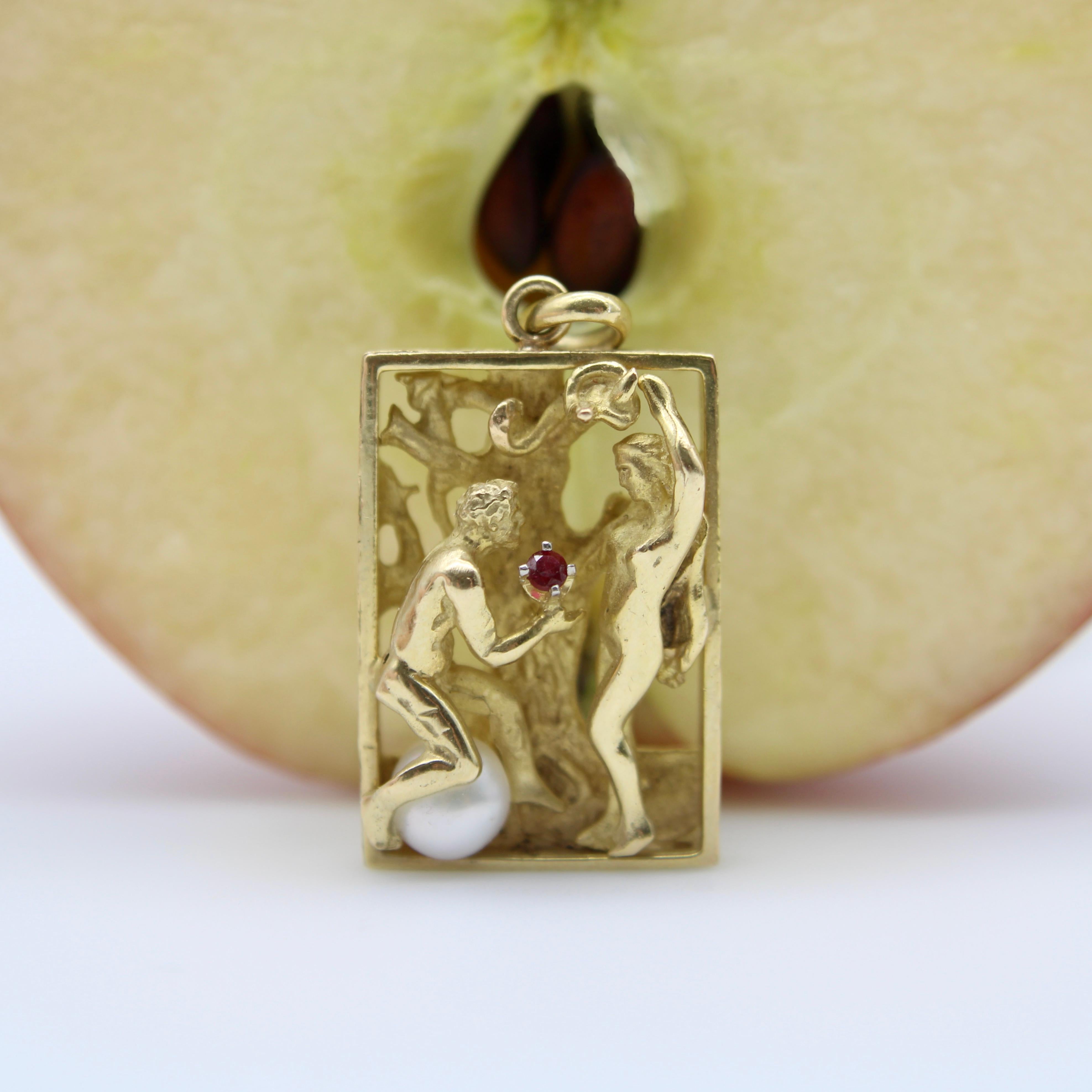 Colgante Vintage Adán y Eva Figural de Oro de 14K con Rubí y Perla en venta 4