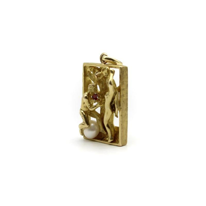 Taille ronde Pendentif vintage Adam et Ève en or 14 carats avec rubis et perles en vente
