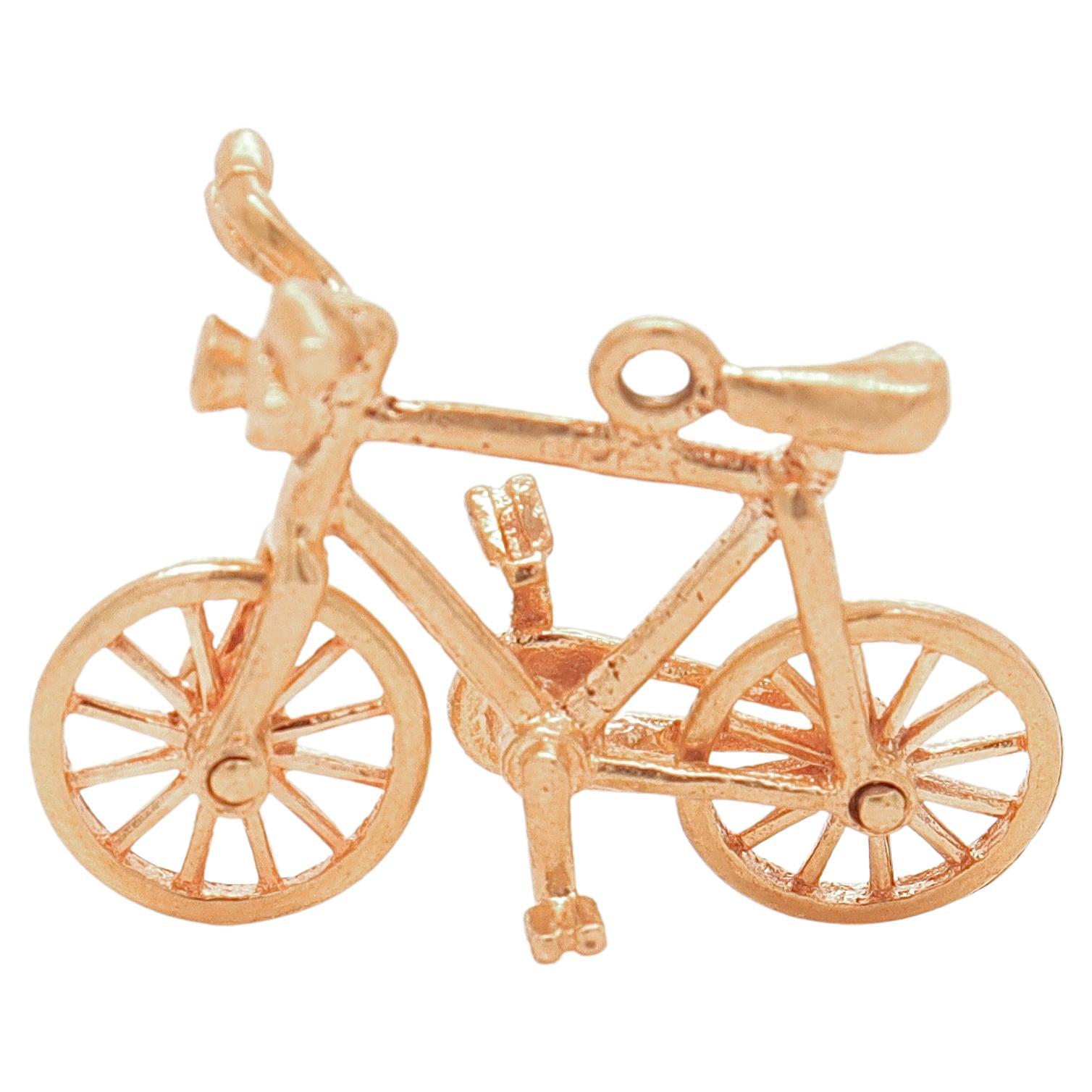 Vintage 14K Gold Figural Bicycle Charm for a Bracelet en vente