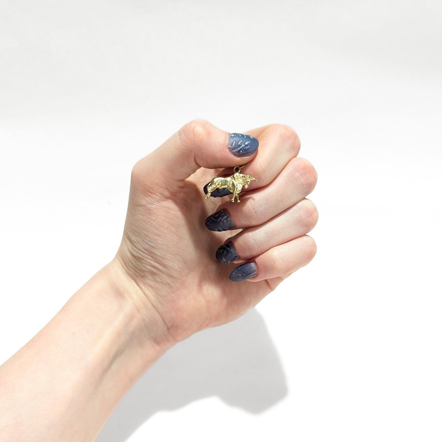 Une breloque figurative vintage en or.

En or jaune 14 carats.

Sous la forme d'un taureau ou d'un bœuf.

Avec un fermoir intégral et un anneau de saut en or à la crête du taureau.

Un charme tout simplement merveilleux !

Date :
20ème