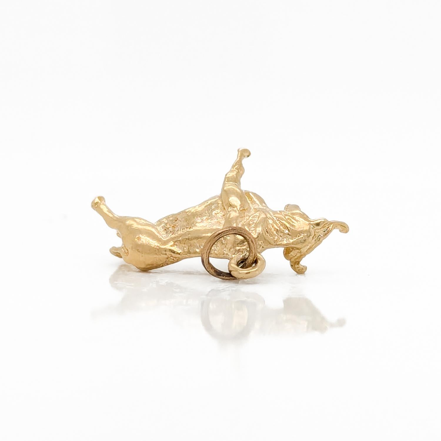 Breloque vintage en or 14 carats représentant un taureau ou une bovin en vente 1