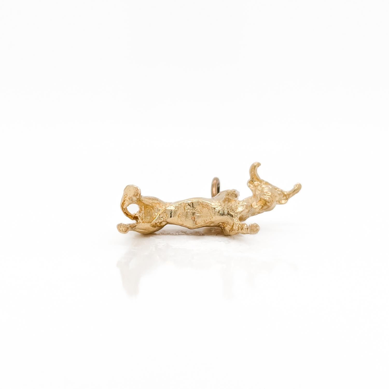 Breloque vintage en or 14 carats représentant un taureau ou une bovin en vente 2