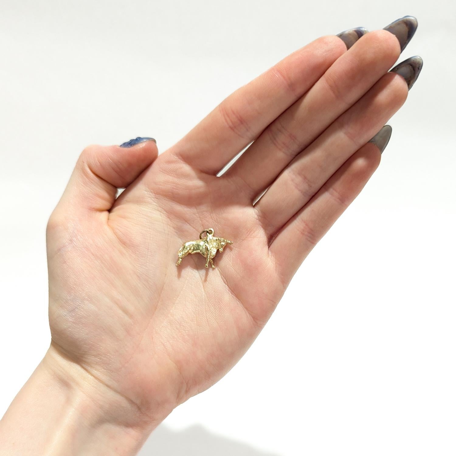 Breloque vintage en or 14 carats représentant un taureau ou une bovin en vente 3