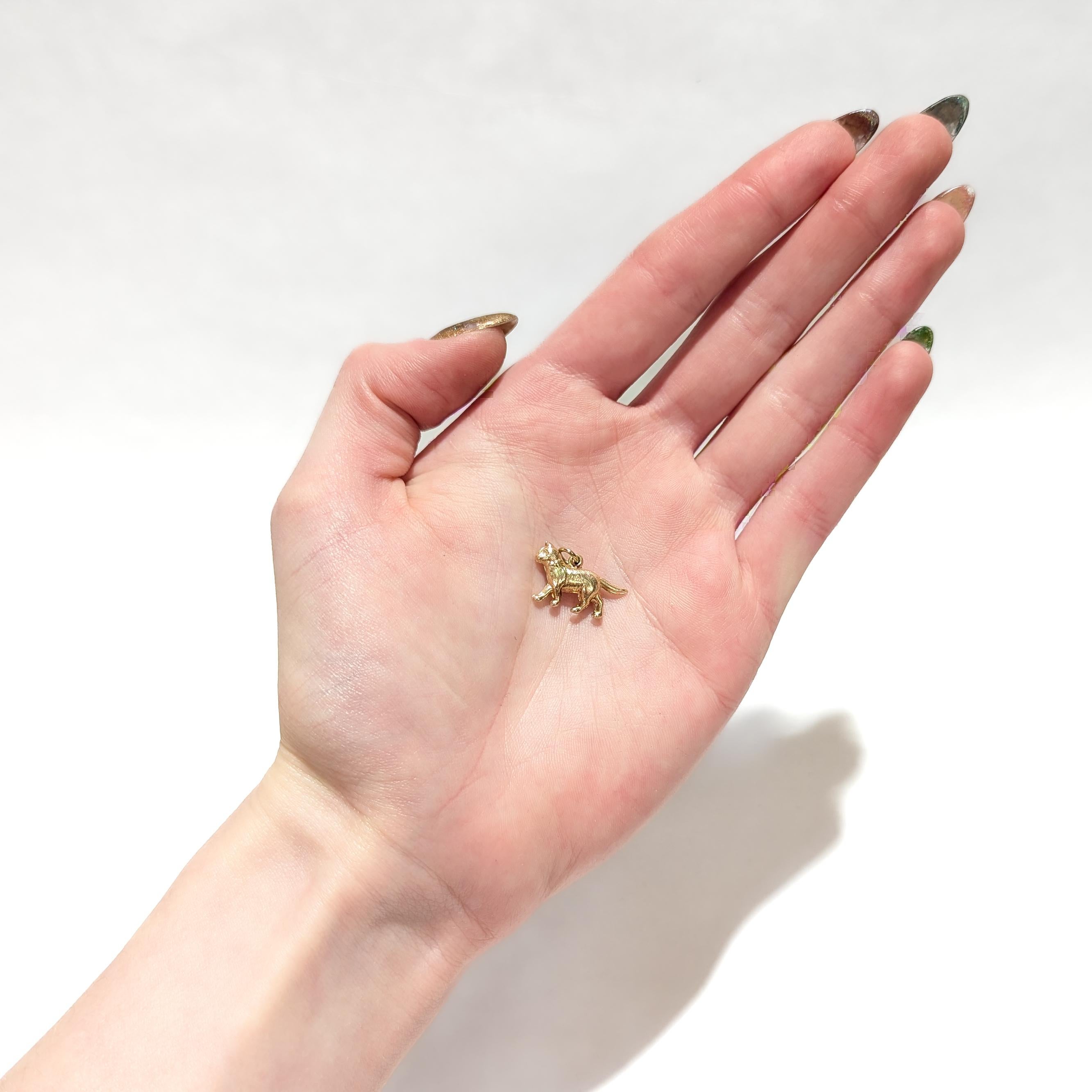 Un raffinato ciondolo d'oro figurato d'epoca.

In oro giallo 14 carati.

A forma di gatto domestico con un nastro al collo.

Con un anello di chiusura integrale e un anello di salto sul dorso del gatto.

Un fascino semplicemente meraviglioso!

(La