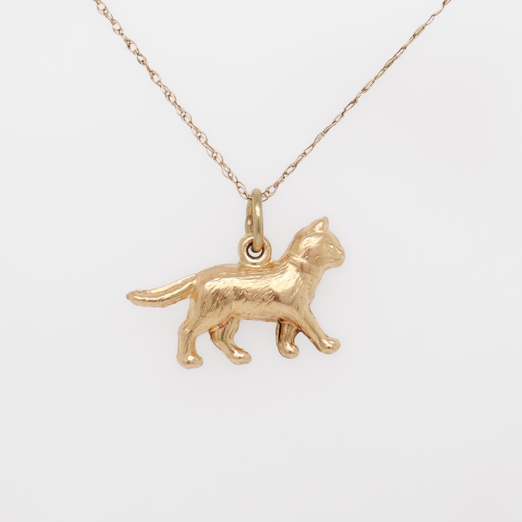 Charm in oro 14 carati con figura di gatto e collare a nastro In condizioni buone in vendita a Philadelphia, PA