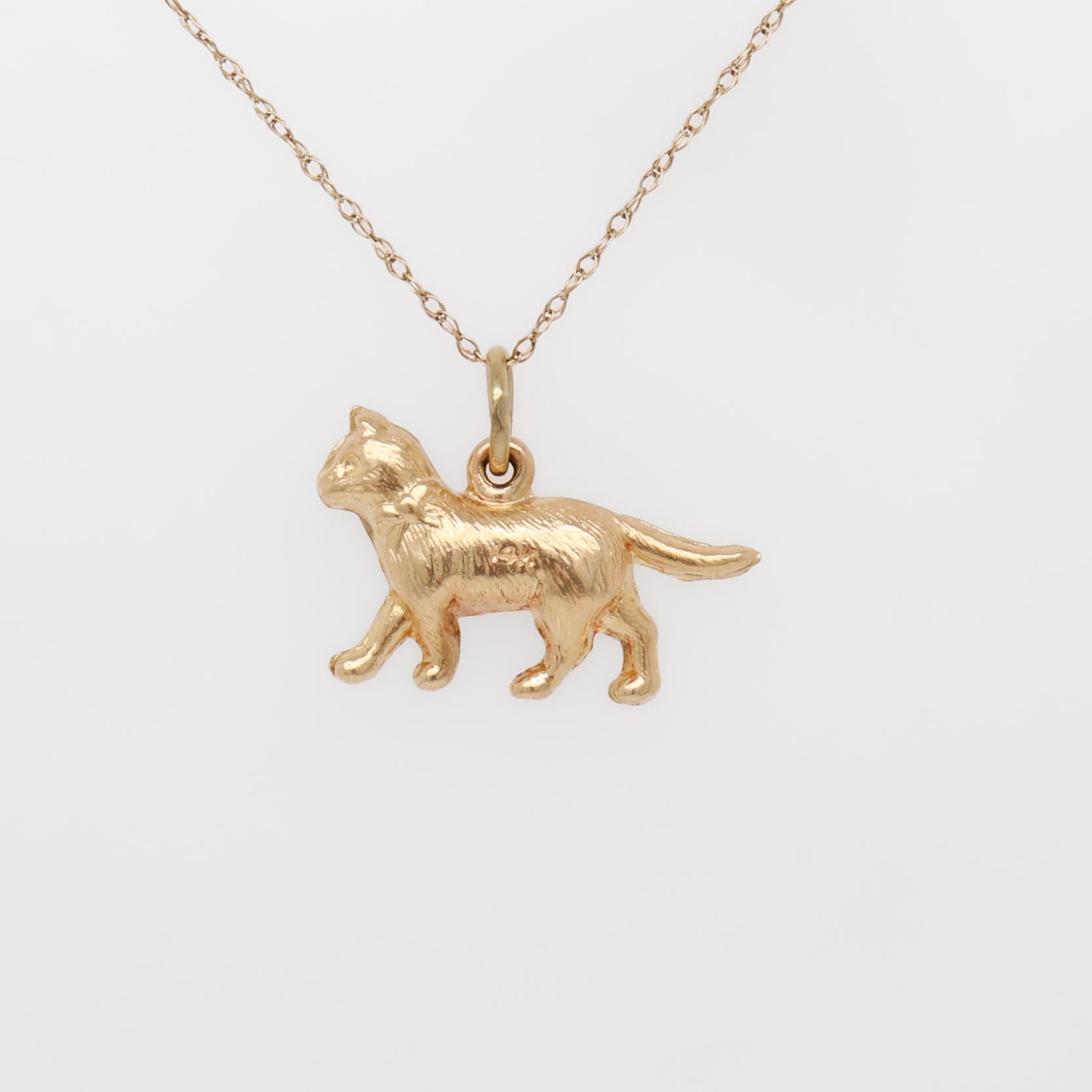 Donna Charm in oro 14 carati con figura di gatto e collare a nastro in vendita