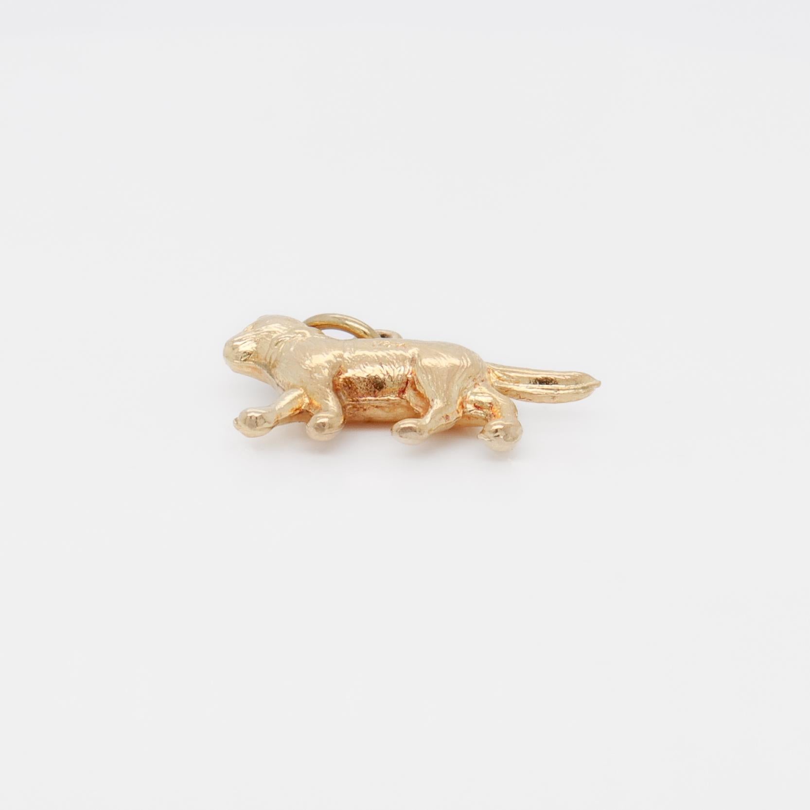 Charm in oro 14 carati con figura di gatto e collare a nastro in vendita 1