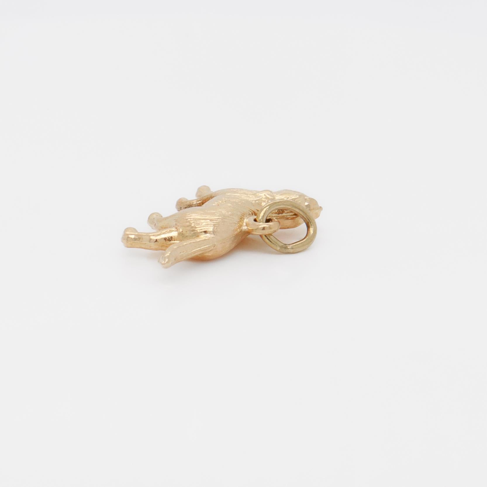 Charm in oro 14 carati con figura di gatto e collare a nastro in vendita 2