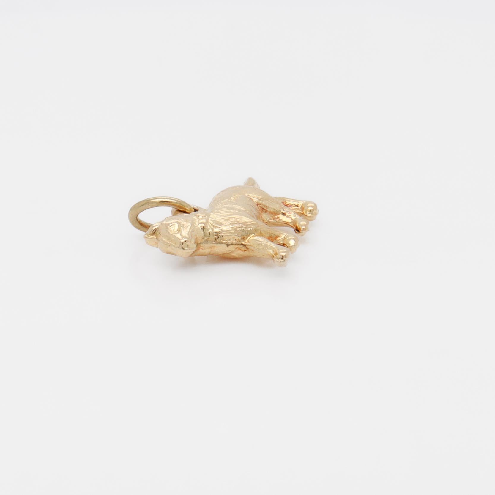 Charm in oro 14 carati con figura di gatto e collare a nastro in vendita 4