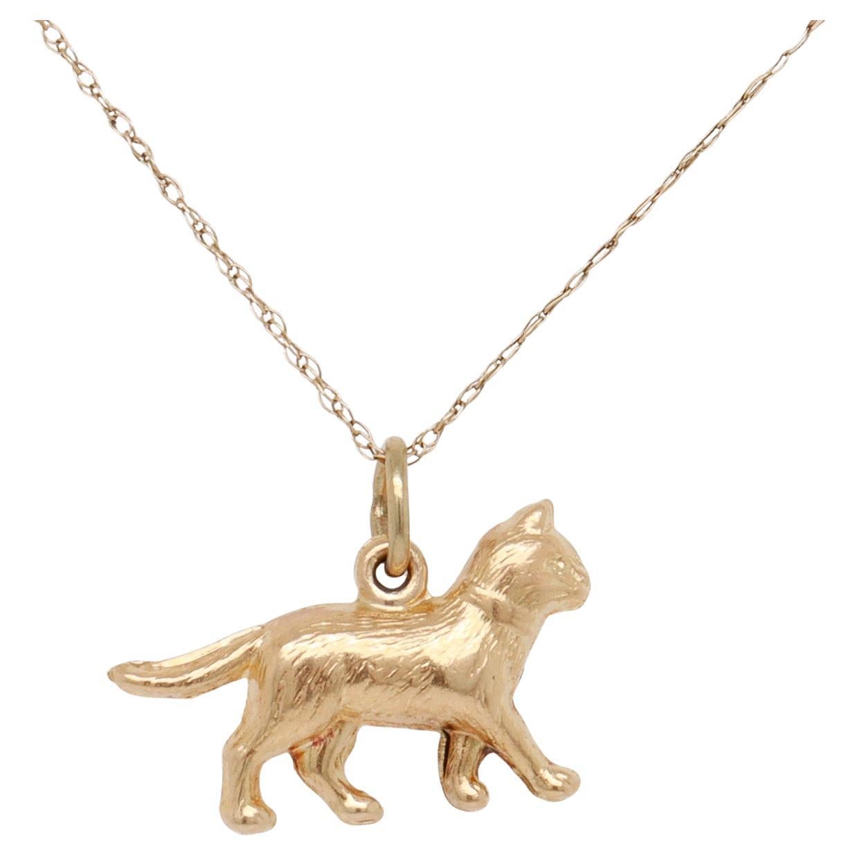 Charm in oro 14 carati con figura di gatto e collare a nastro in vendita