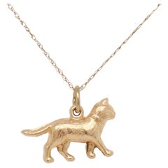 Charm in oro 14 carati con figura di gatto e collare a nastro