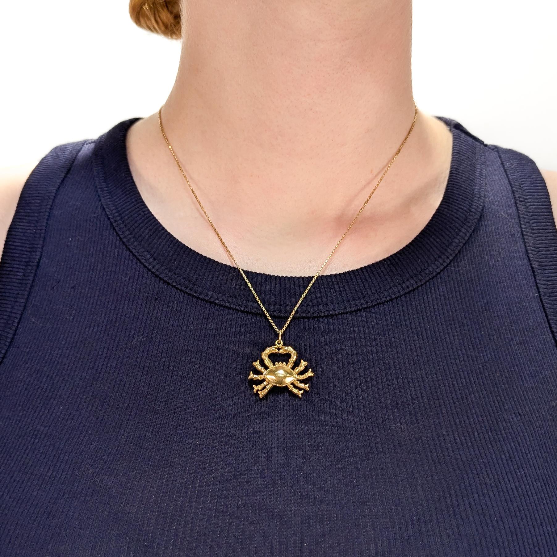 Ein schöner goldener Vintage-Charme für ein Armband.

Aus 14 Karat Gelbgold.

In Form einer (möglicherweise königlichen) Krabbe.

Mit integriertem Bügel und Sprungring an der Stelle, wo sich die Krallen berühren.

Markierung an der Unterseite beider