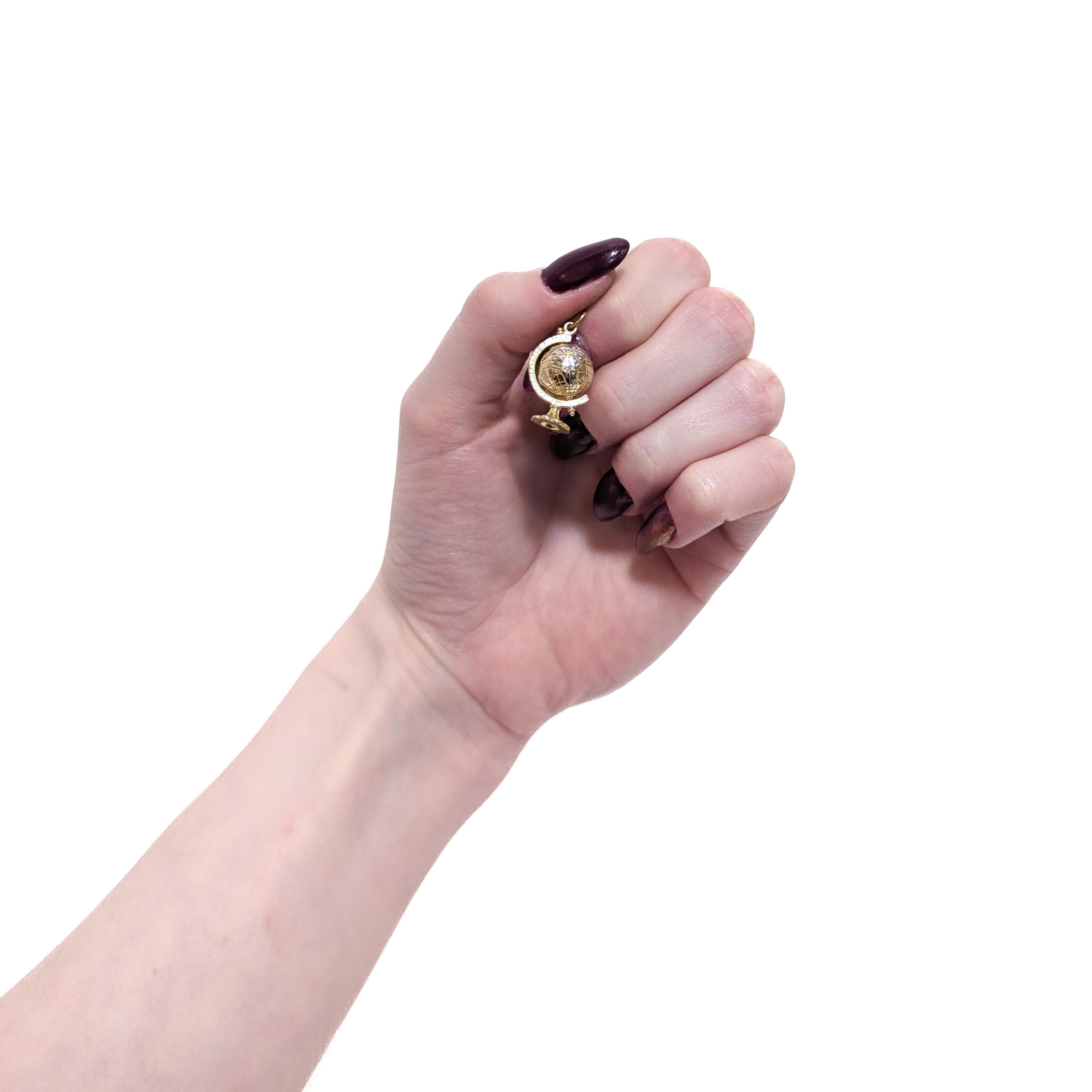 Rétro Vintage 14K Gold Figural Earth Globe Charm for a Bracelet en vente