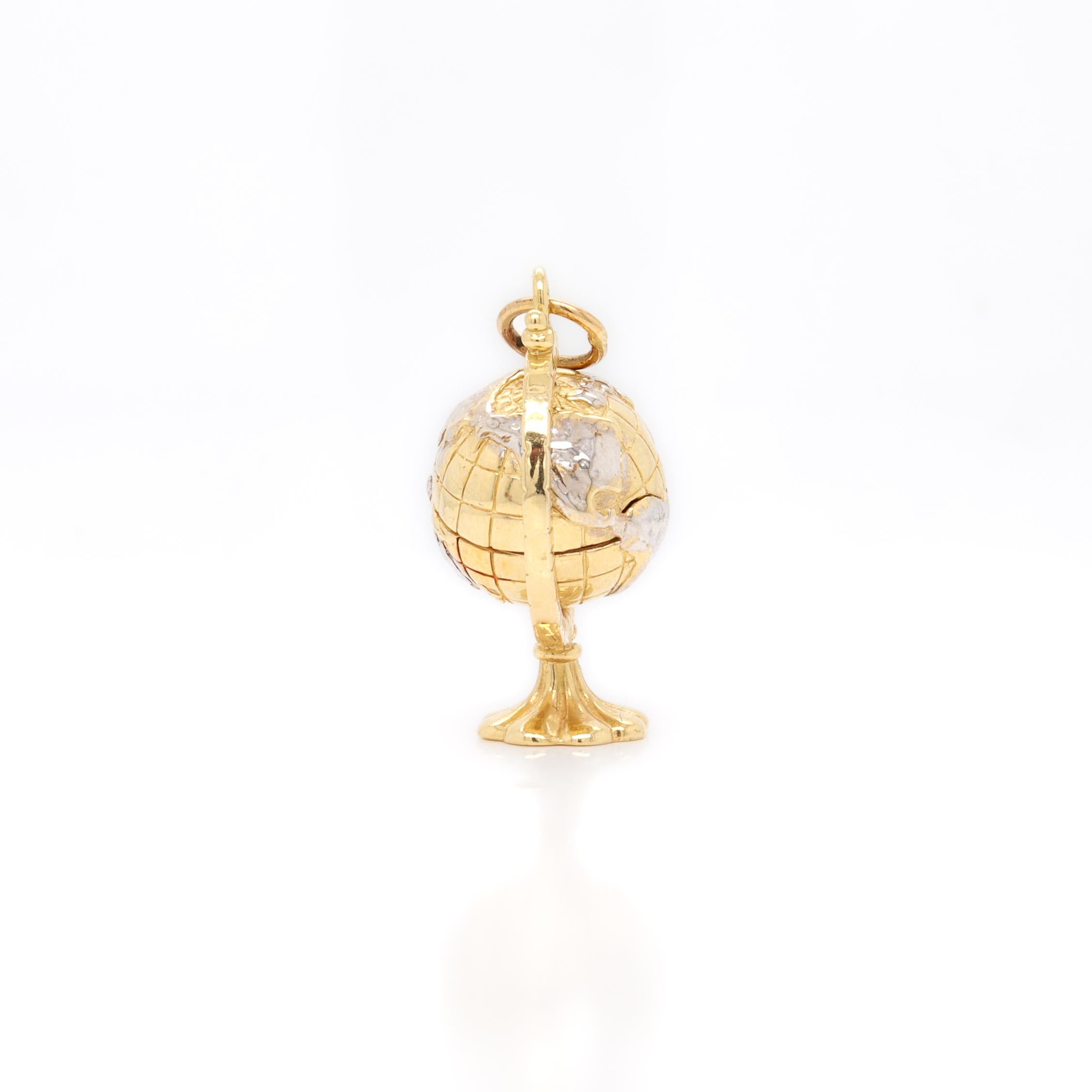 Vintage 14K Gold Figural Earth Globe Charm for a Bracelet Pour femmes en vente
