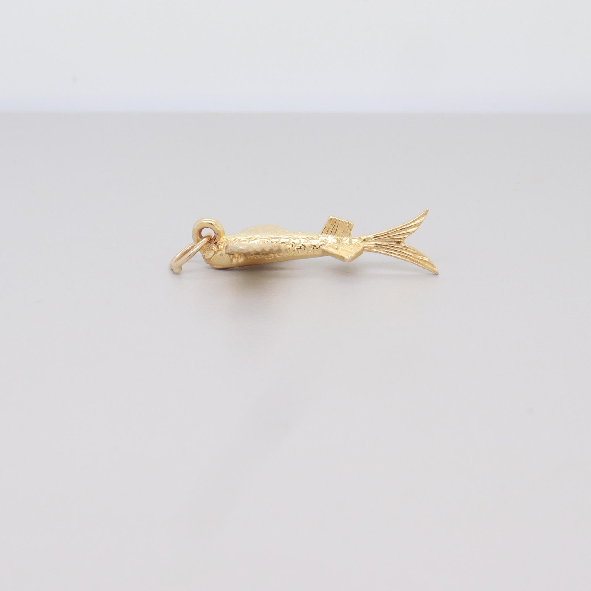 Vintage 14K Gold Figural Flying Fish Charm for a Bracelet en vente 5