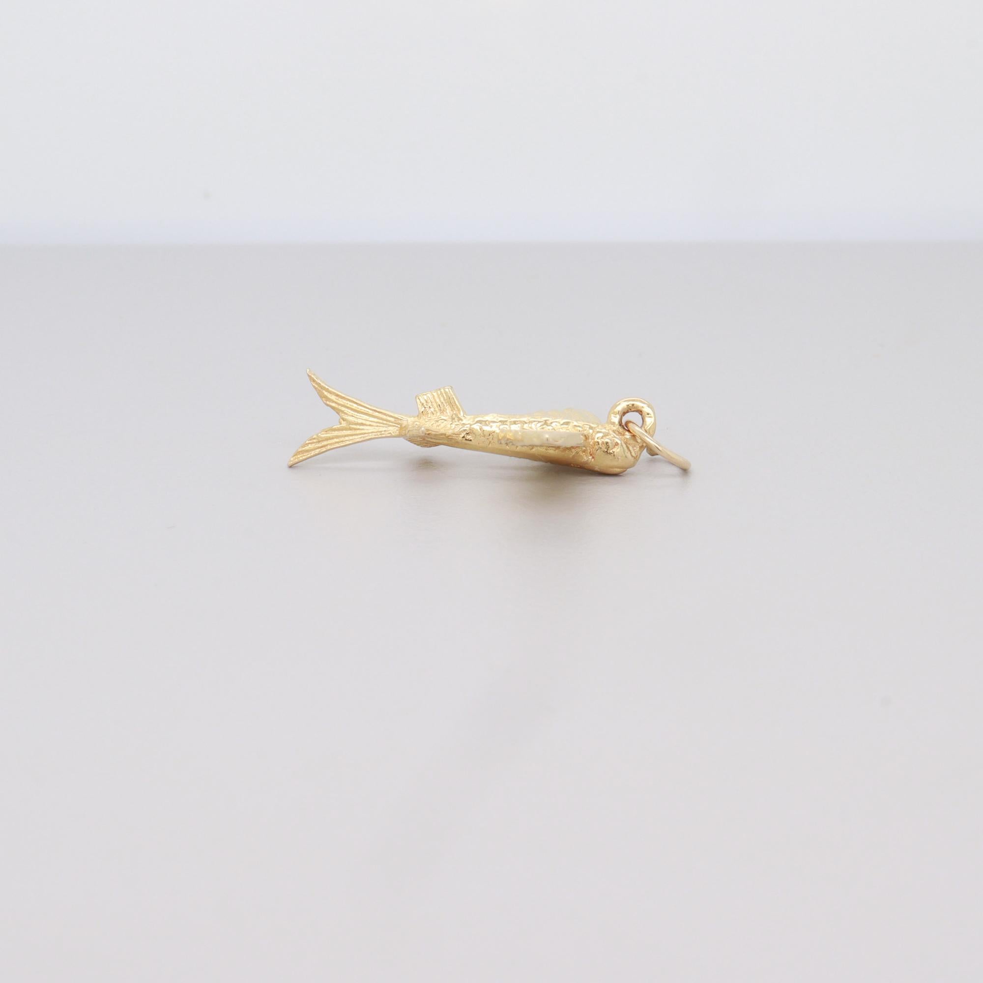 Vintage 14K Gold Figural Flying Fish Charm for a Bracelet en vente 7