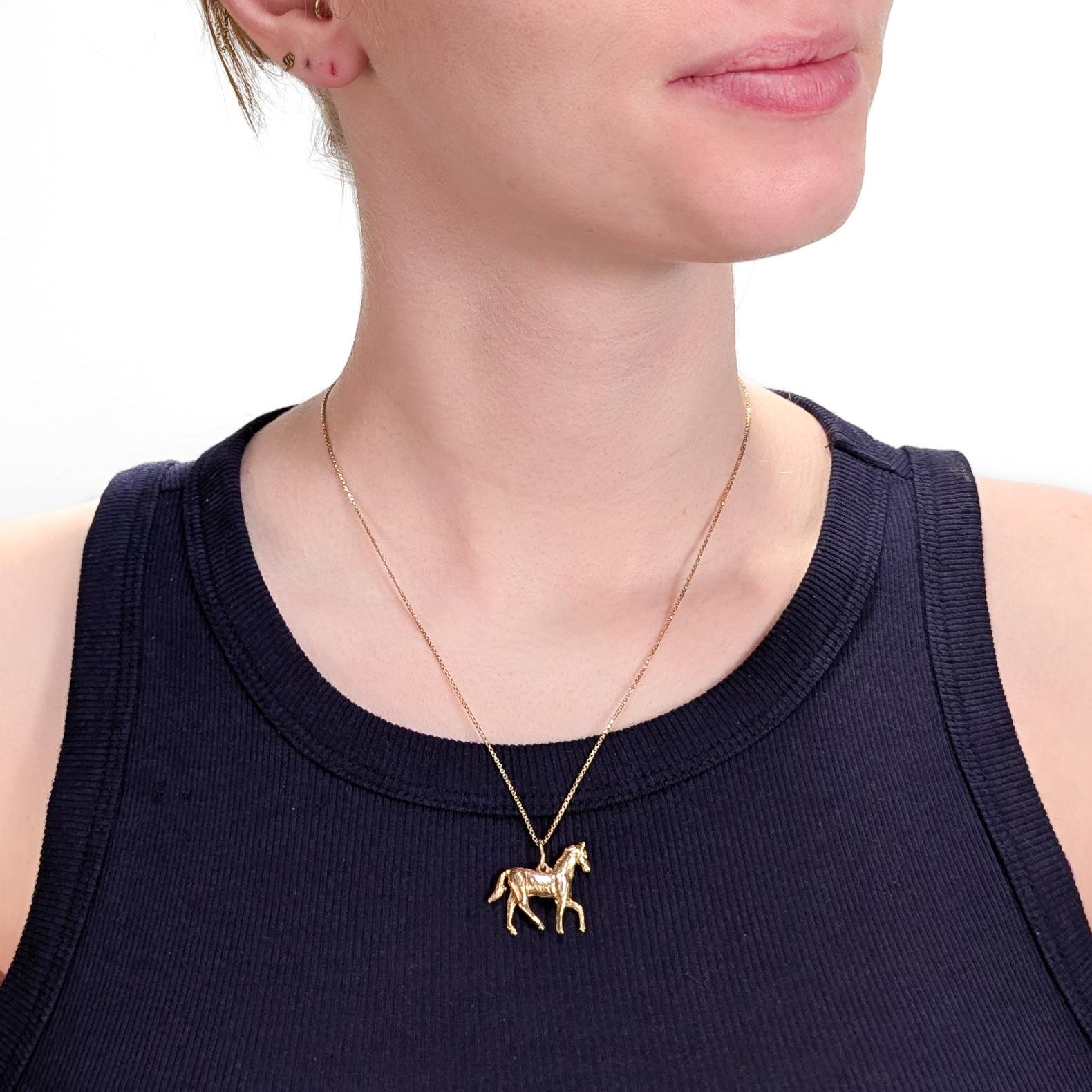 Un bel ciondolo a forma di cavallo in oro per un braccialetto.

In oro giallo 14 carati.

Nella forma di un cavallo al trotto. 

Con una cauzione integrale e un anello per saltare.

Marcato sul lato inferiore.

(Si può usare anche come
