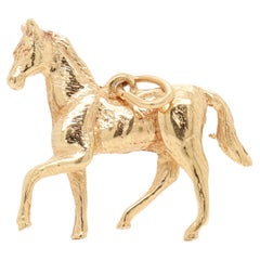 Colgante o amuleto vintage de oro de 14 quilates con forma de caballo