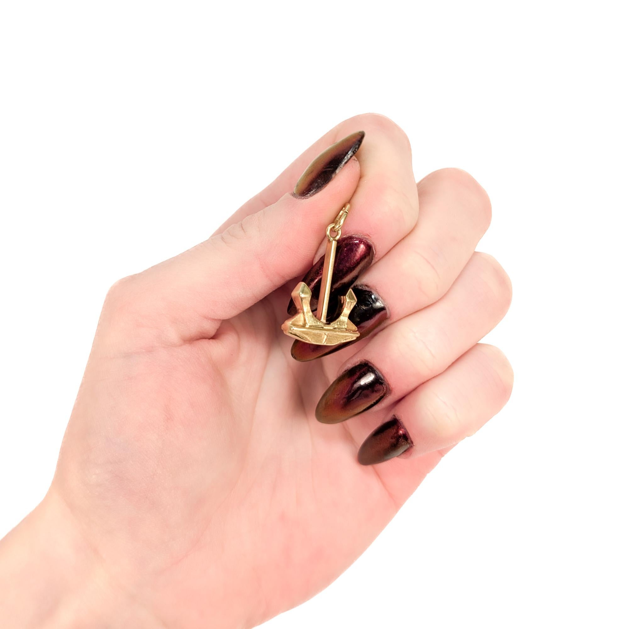 Rétro Ciondolo o charm in oro 14K con ancora industriale figurativa d'epoca in vendita