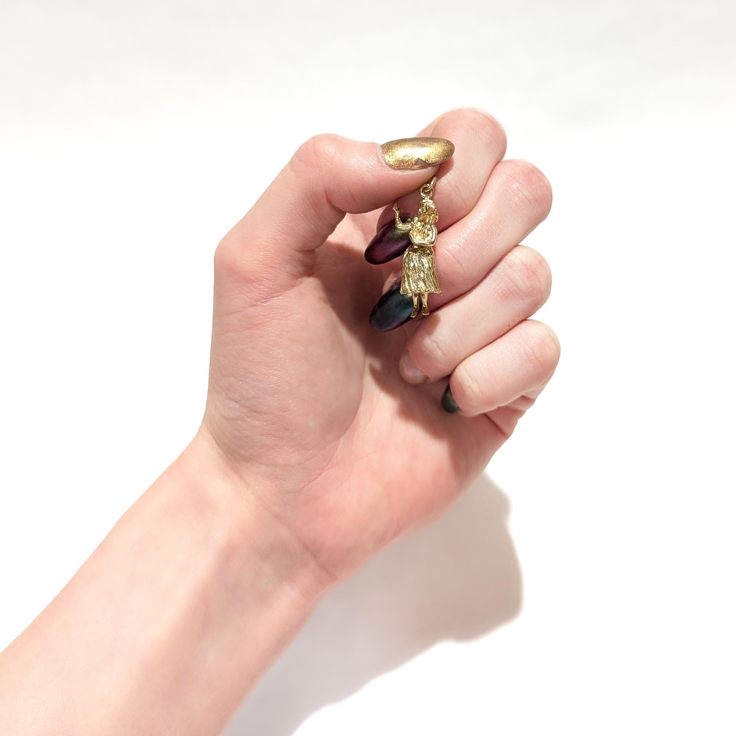 Rétro Vintage 14K Gold Figural Kinetic Hula Dancer Charm for a Bracelet in vendita