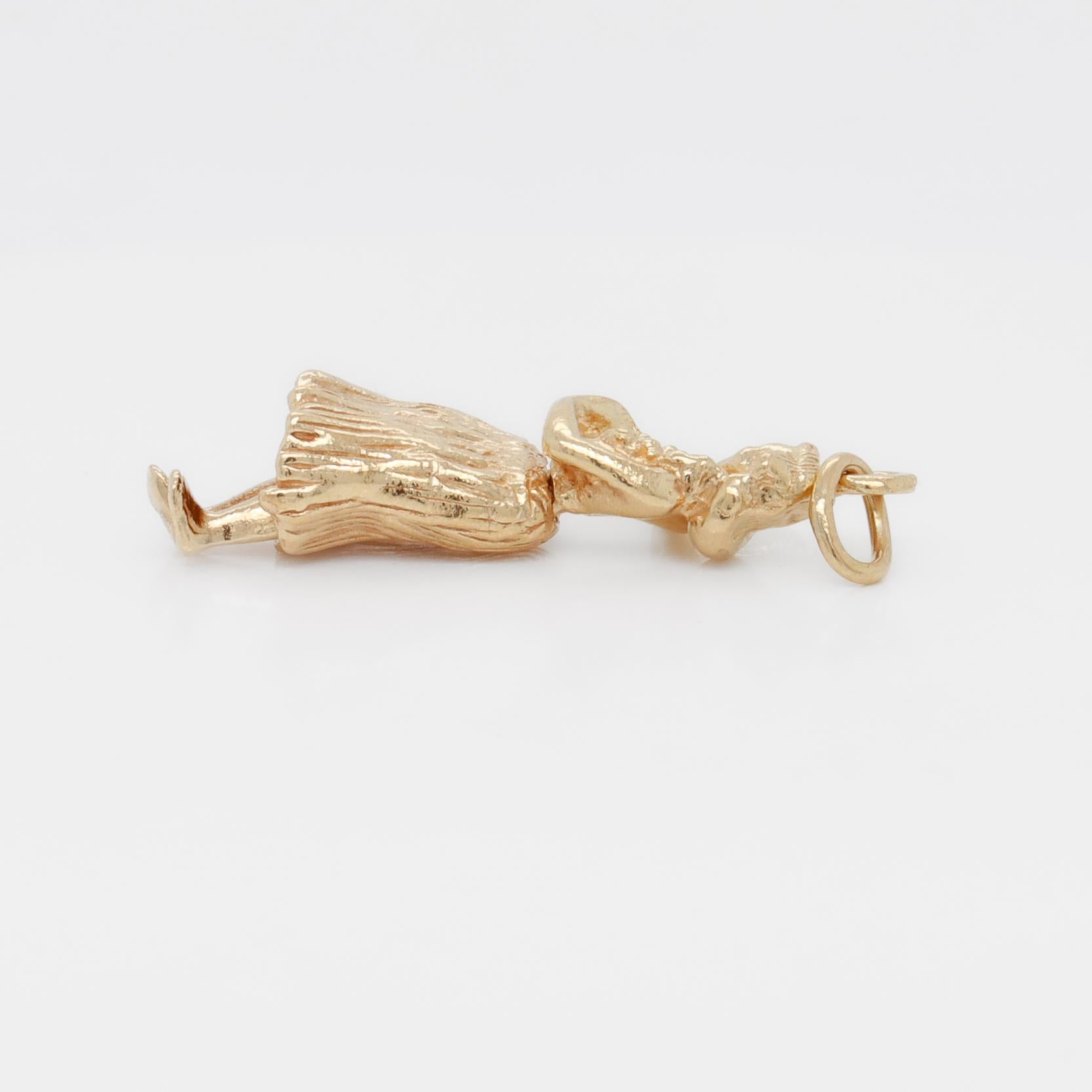 Vintage 14K Gold Figural Kinetic Hula Dancer Charm for a Bracelet in vendita 3