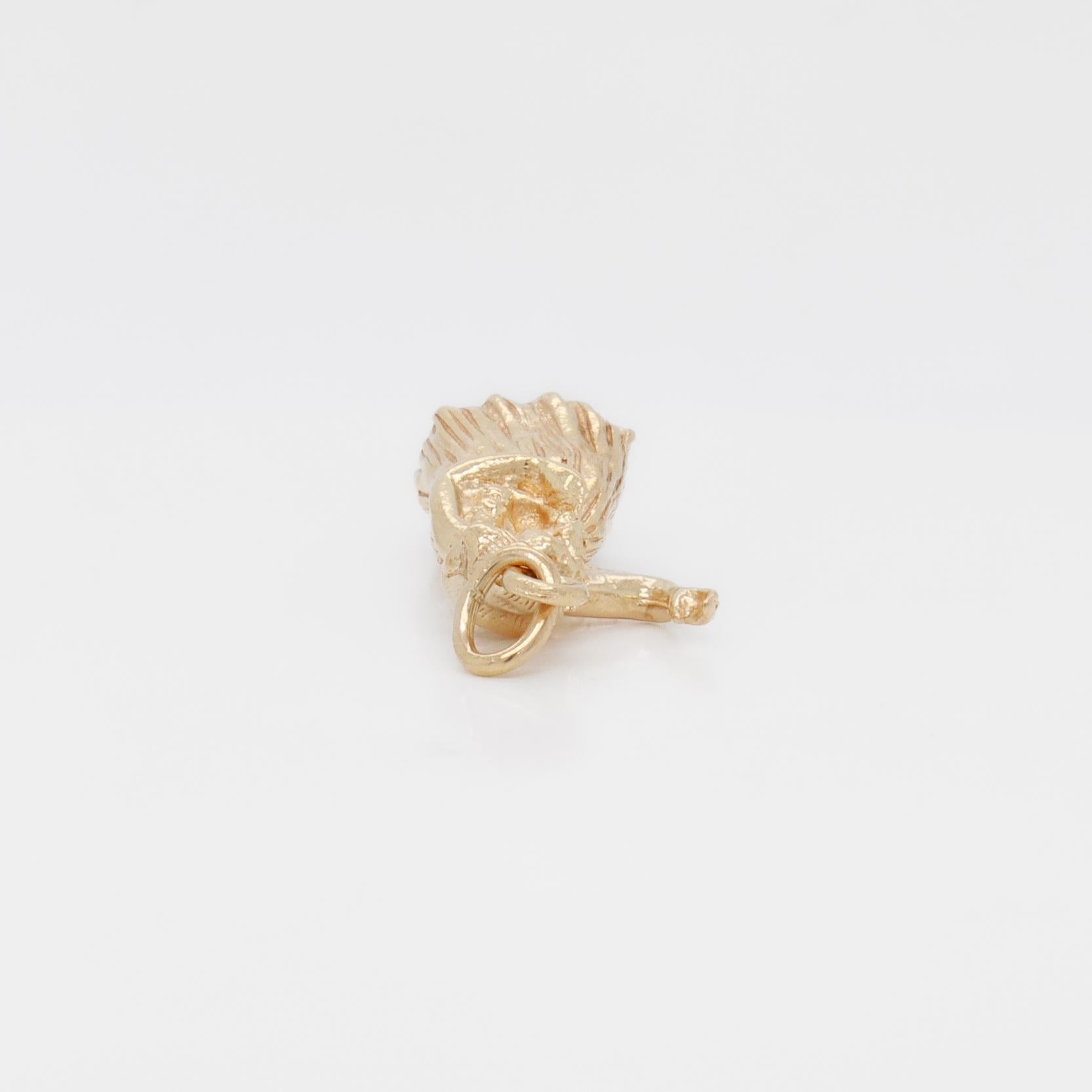 Vintage 14K Gold Figural Kinetic Hula Dancer Charm for a Bracelet in vendita 4