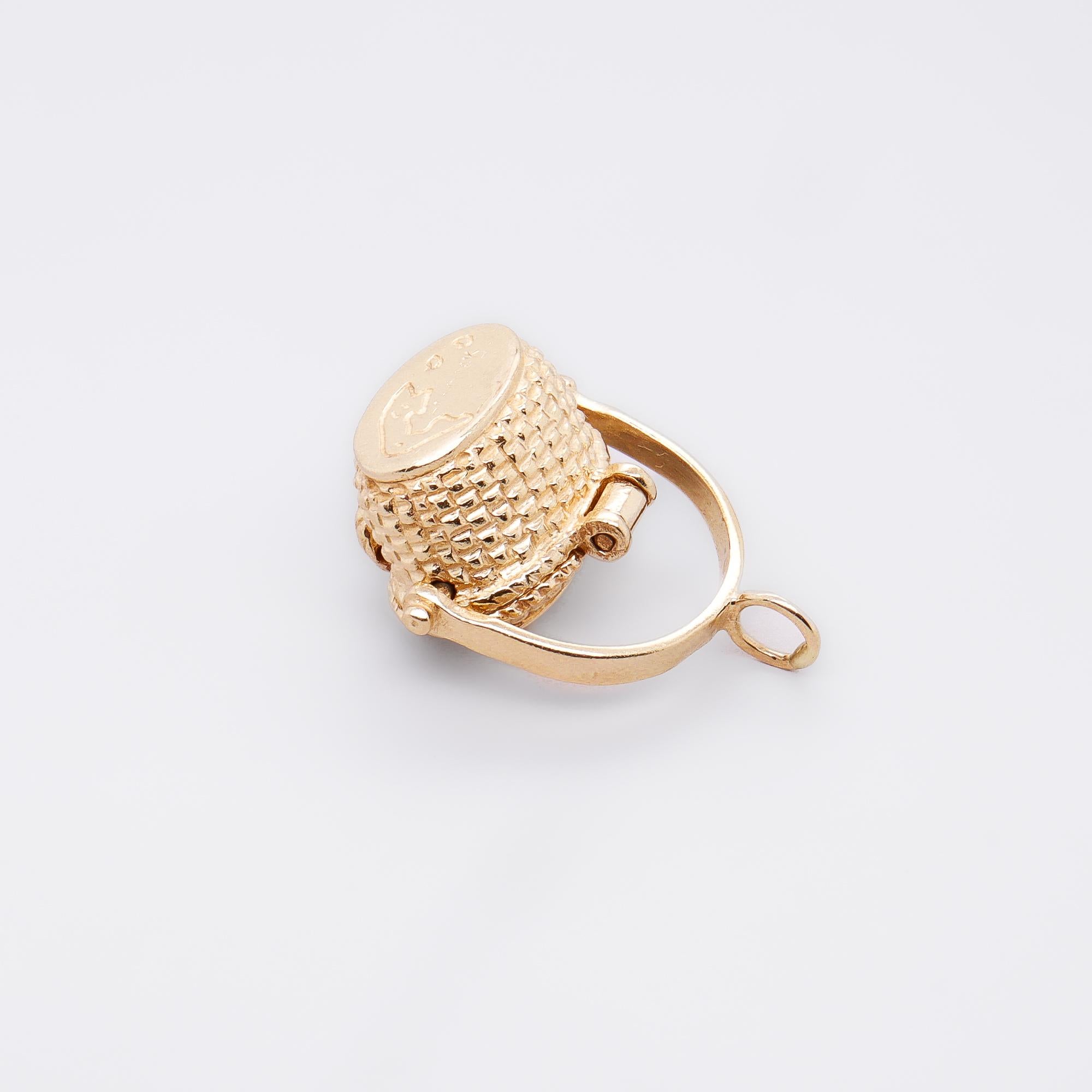 Charm figurativo d'epoca in oro 14K con cesto aperto Nantucket in vendita 14