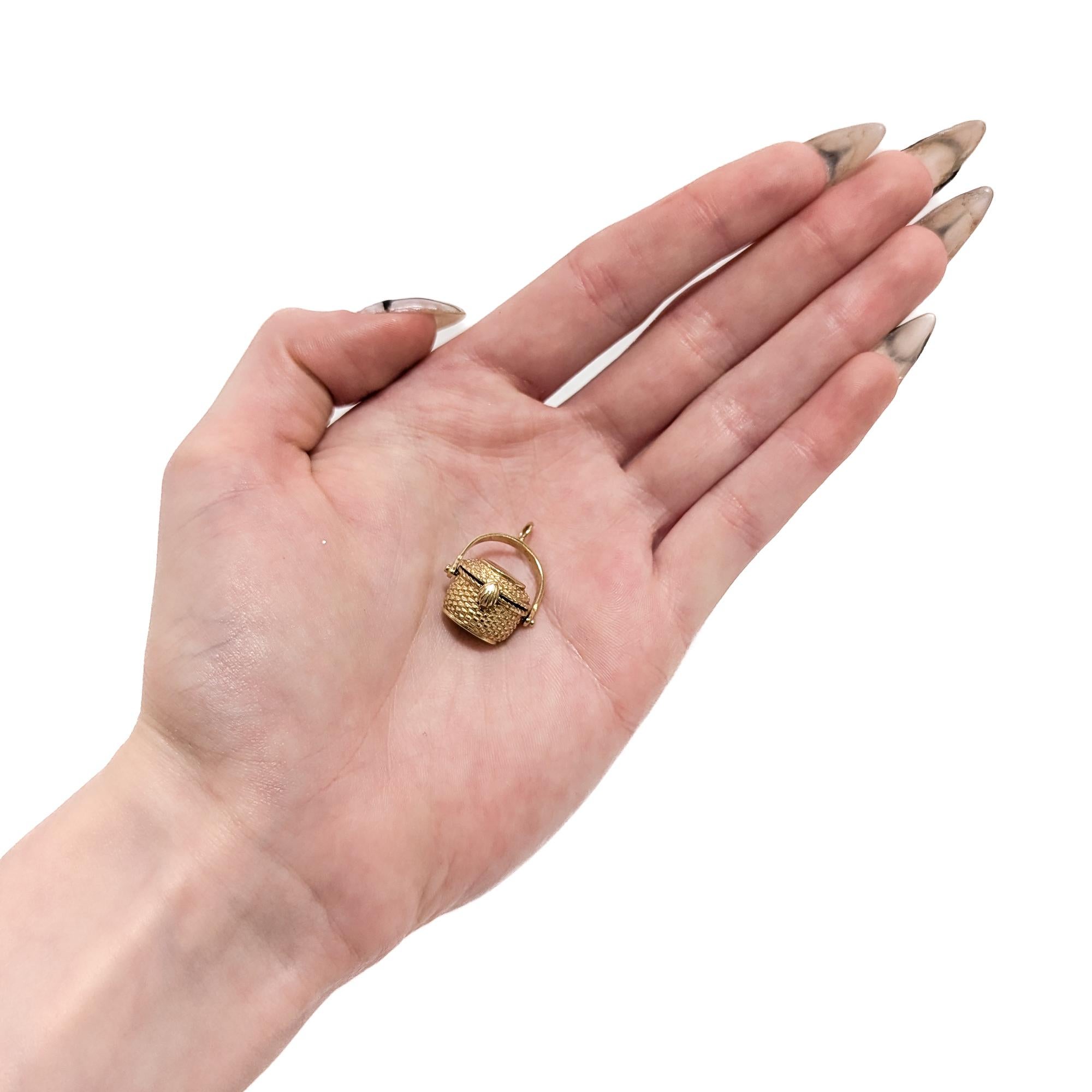 Rétro Charm figurativo d'epoca in oro 14K con cesto aperto Nantucket in vendita