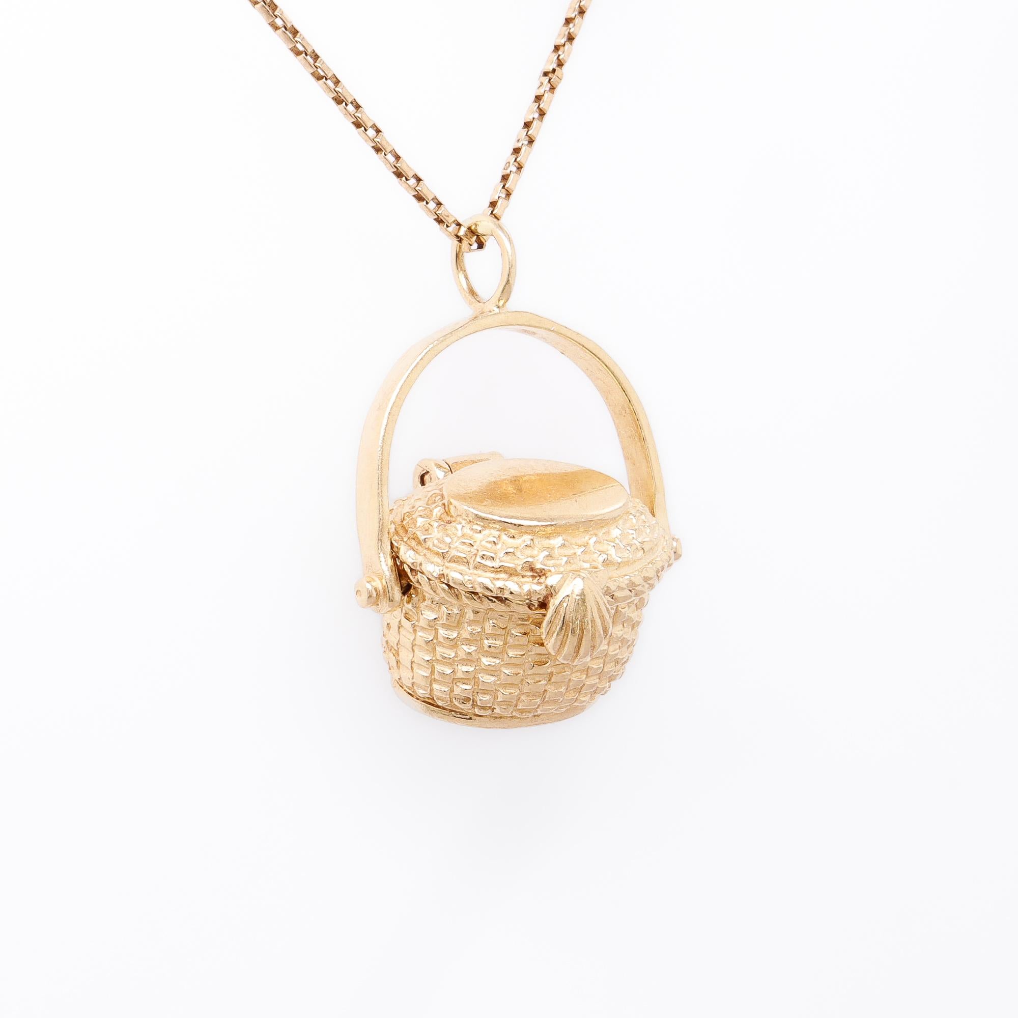 Donna Charm figurativo d'epoca in oro 14K con cesto aperto Nantucket in vendita