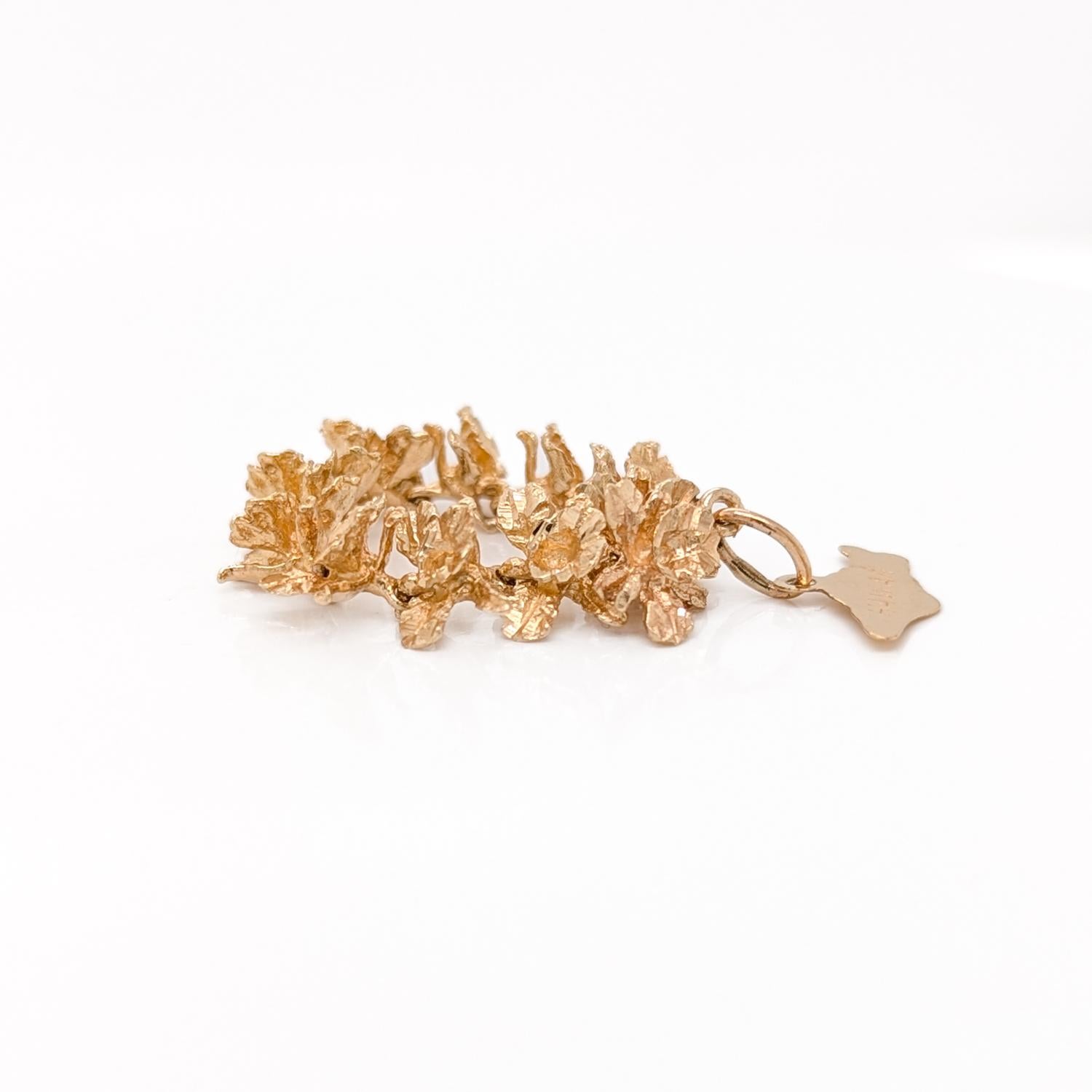 Vintage 14K Gold Figural Orchid Lei Hawaii State Charm In Good Condition For Sale In Philadelphia, PA