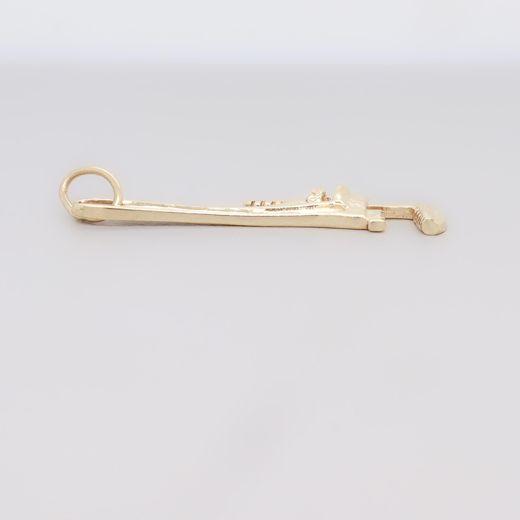 Charm figurato in oro 14K per braccialetto con chiave a tubo in vendita 5