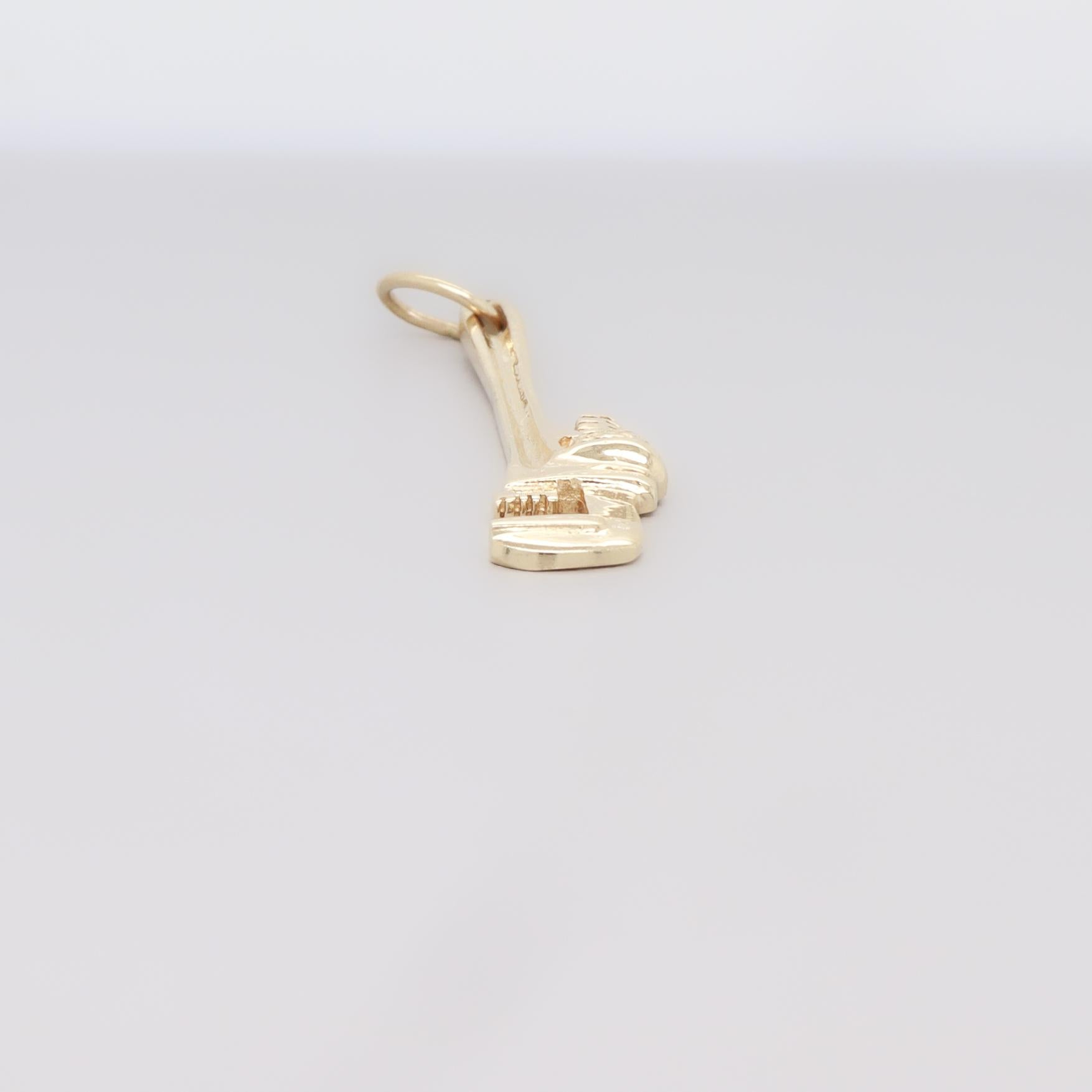 Charm figurato in oro 14K per braccialetto con chiave a tubo in vendita 6
