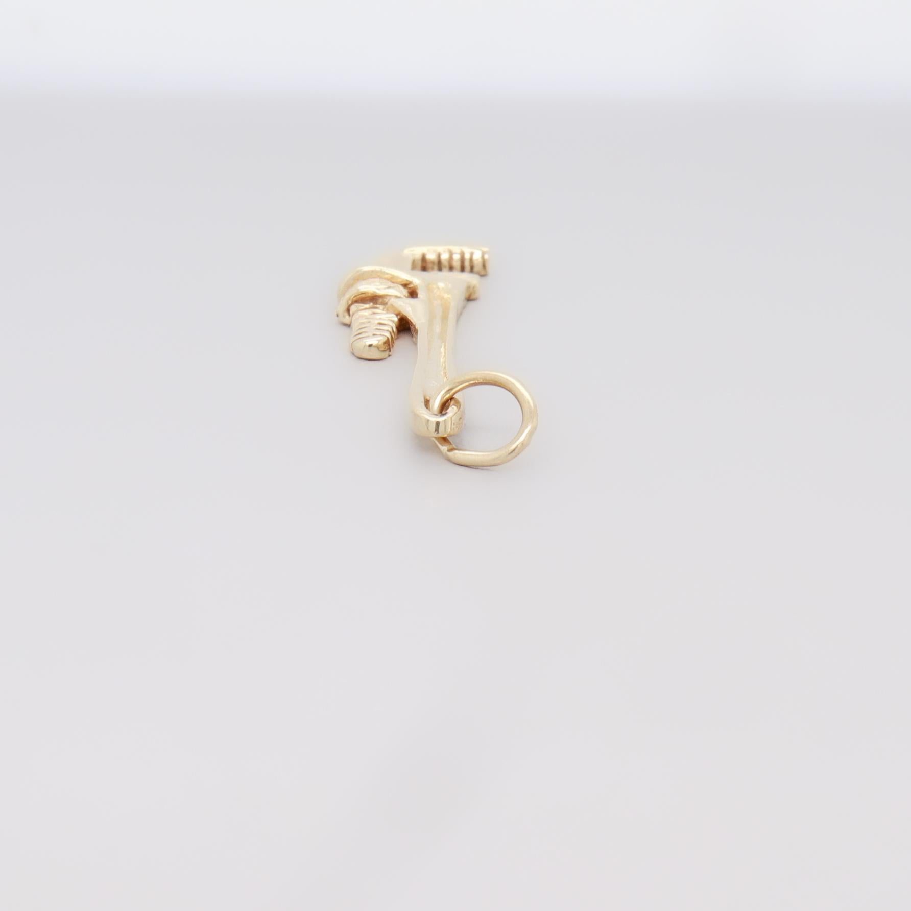 Charm figurato in oro 14K per braccialetto con chiave a tubo in vendita 4