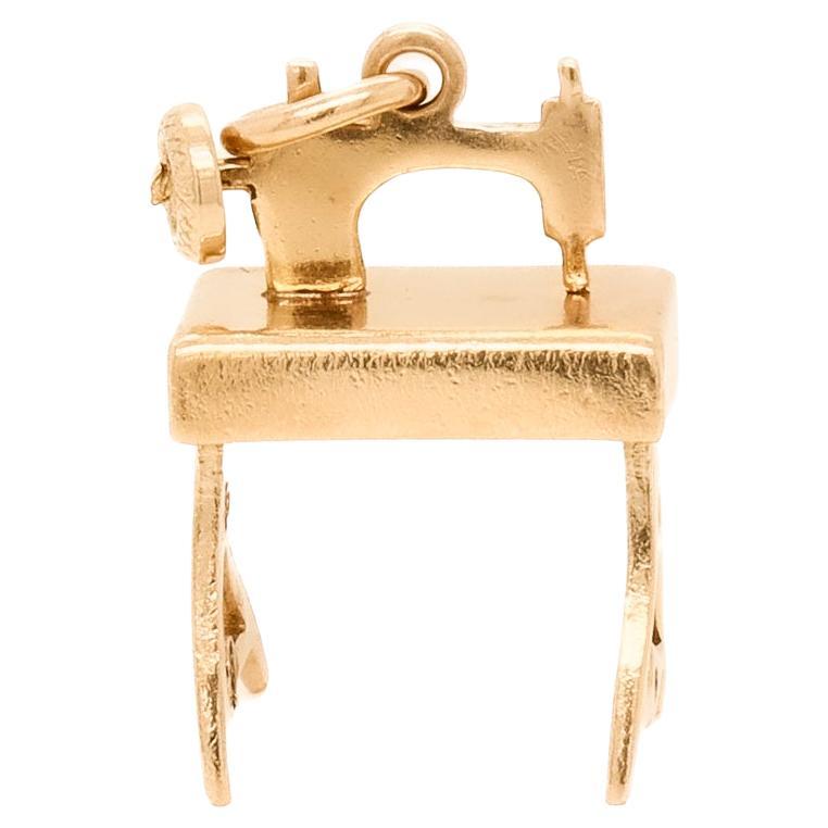 Charm figurativo d'oro 14K d'epoca con macchina da cucire e tavolo