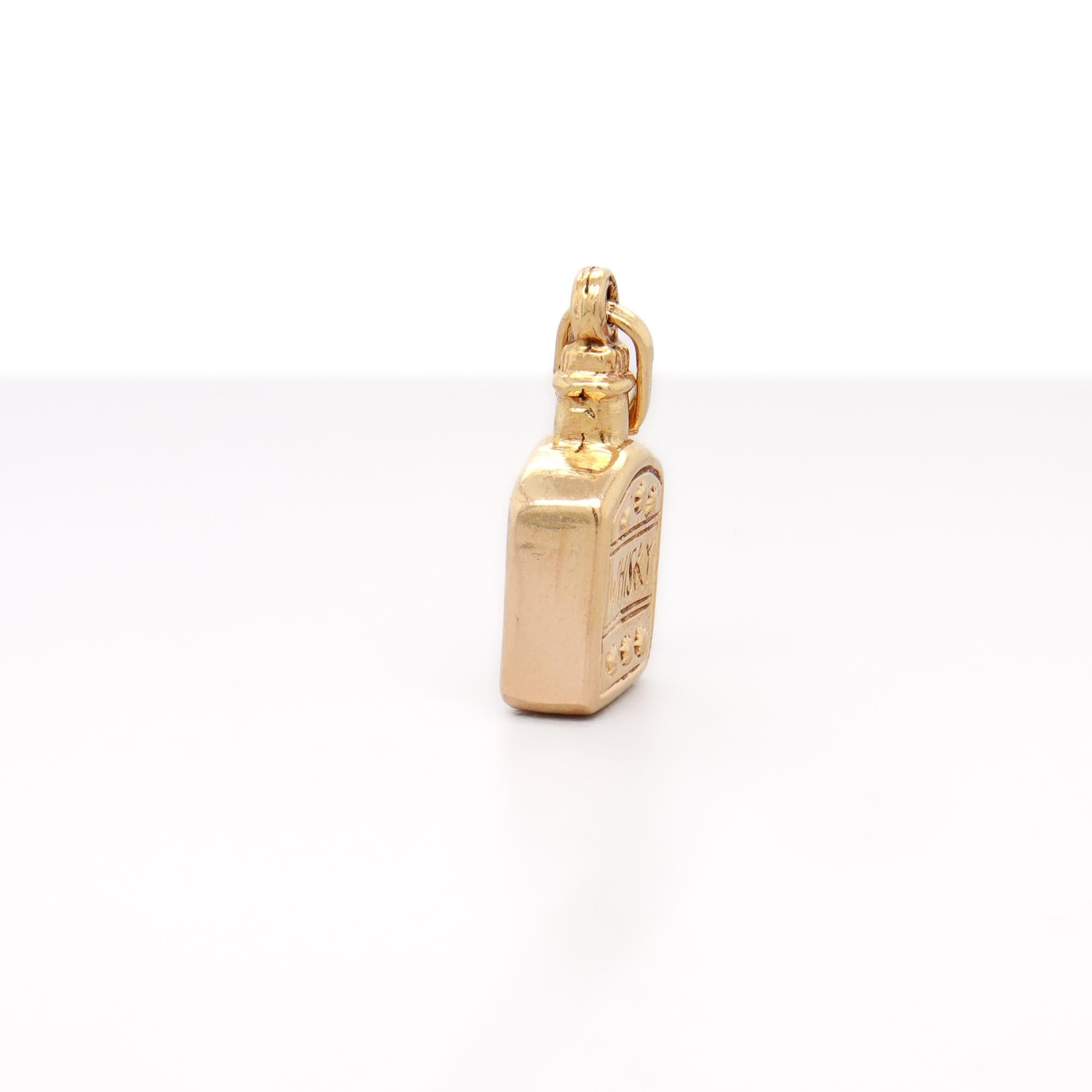 Vintage 14K Gold Figural Whisky Bottle Charm for a Bracelet en vente 4