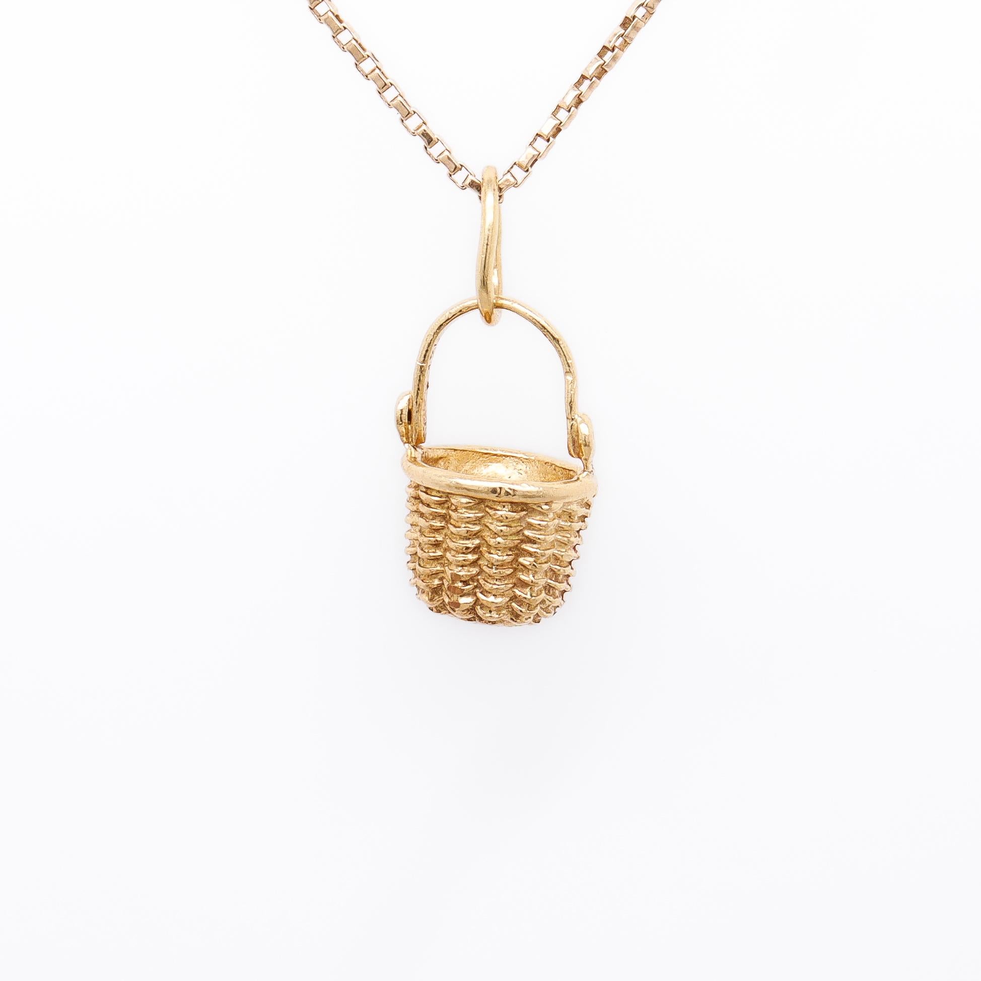 Charm figurato in oro 14K con cesto di vimini o di Nantucket In condizioni buone in vendita a Philadelphia, PA