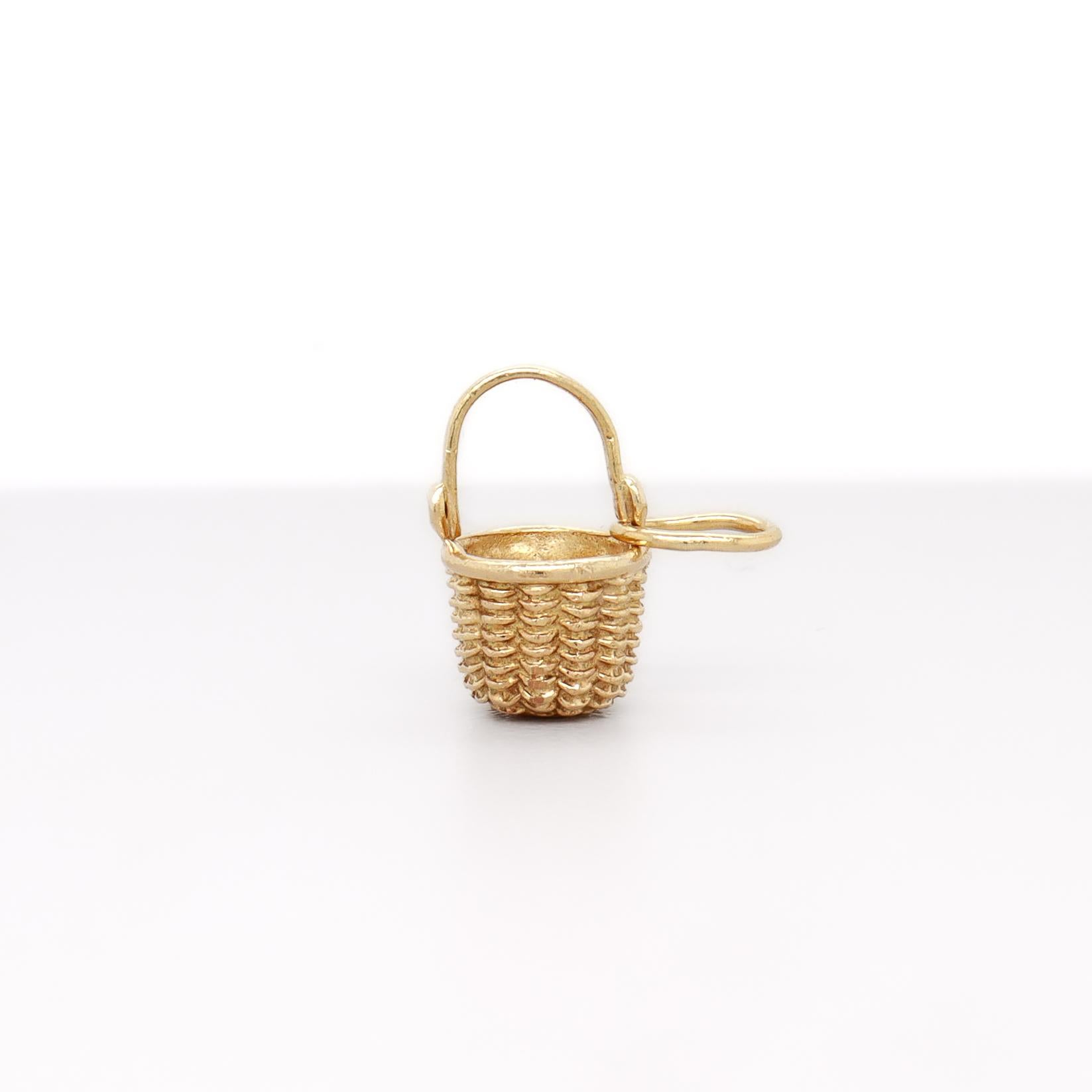 Donna Charm figurato in oro 14K con cesto di vimini o di Nantucket in vendita