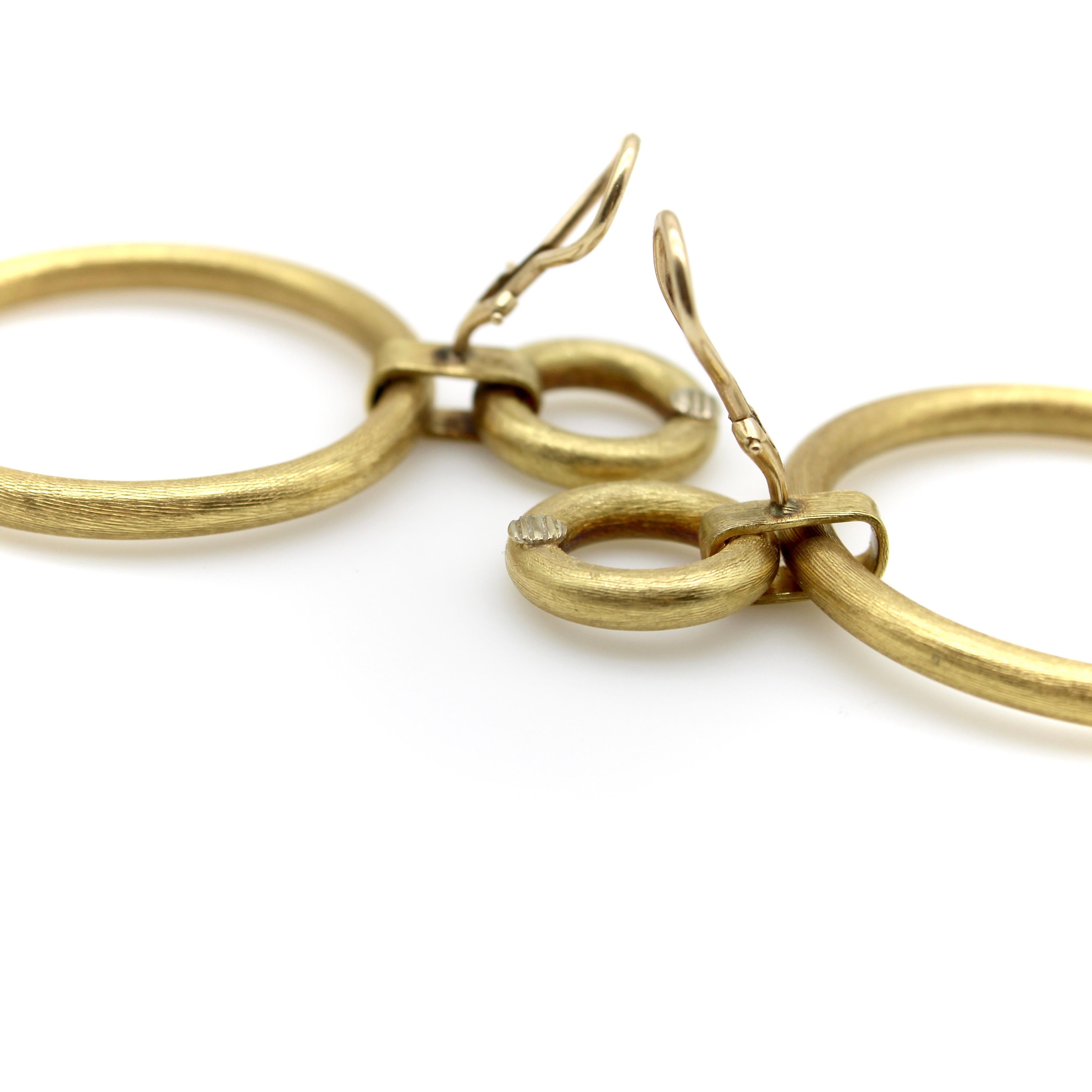 Contemporaneo Orecchini a doppio cerchio d'epoca in oro 14K con finitura Florentine, anni '70 in vendita