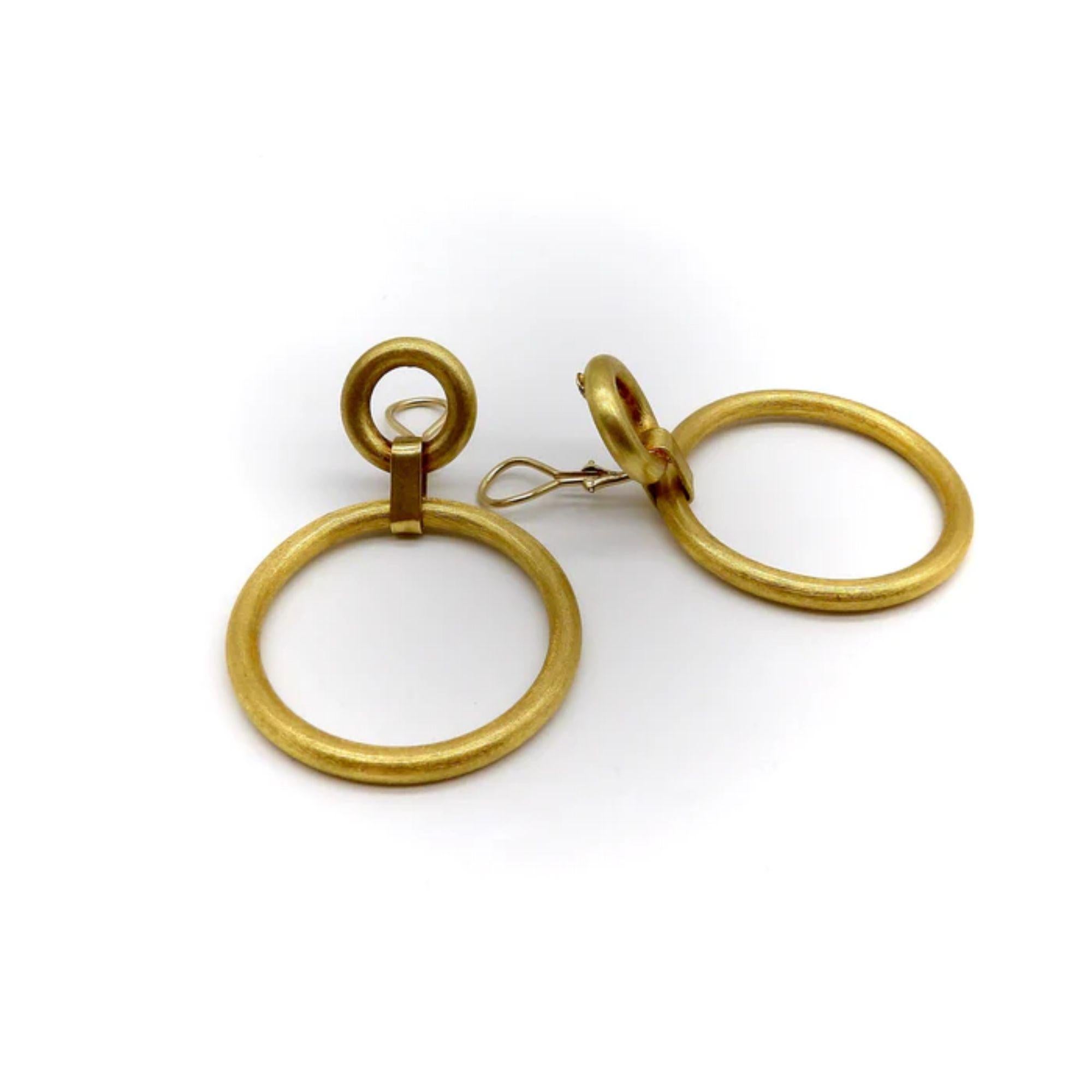 Orecchini a doppio cerchio d'epoca in oro 14K con finitura Florentine, anni '70 In condizioni buone in vendita a Venice, CA