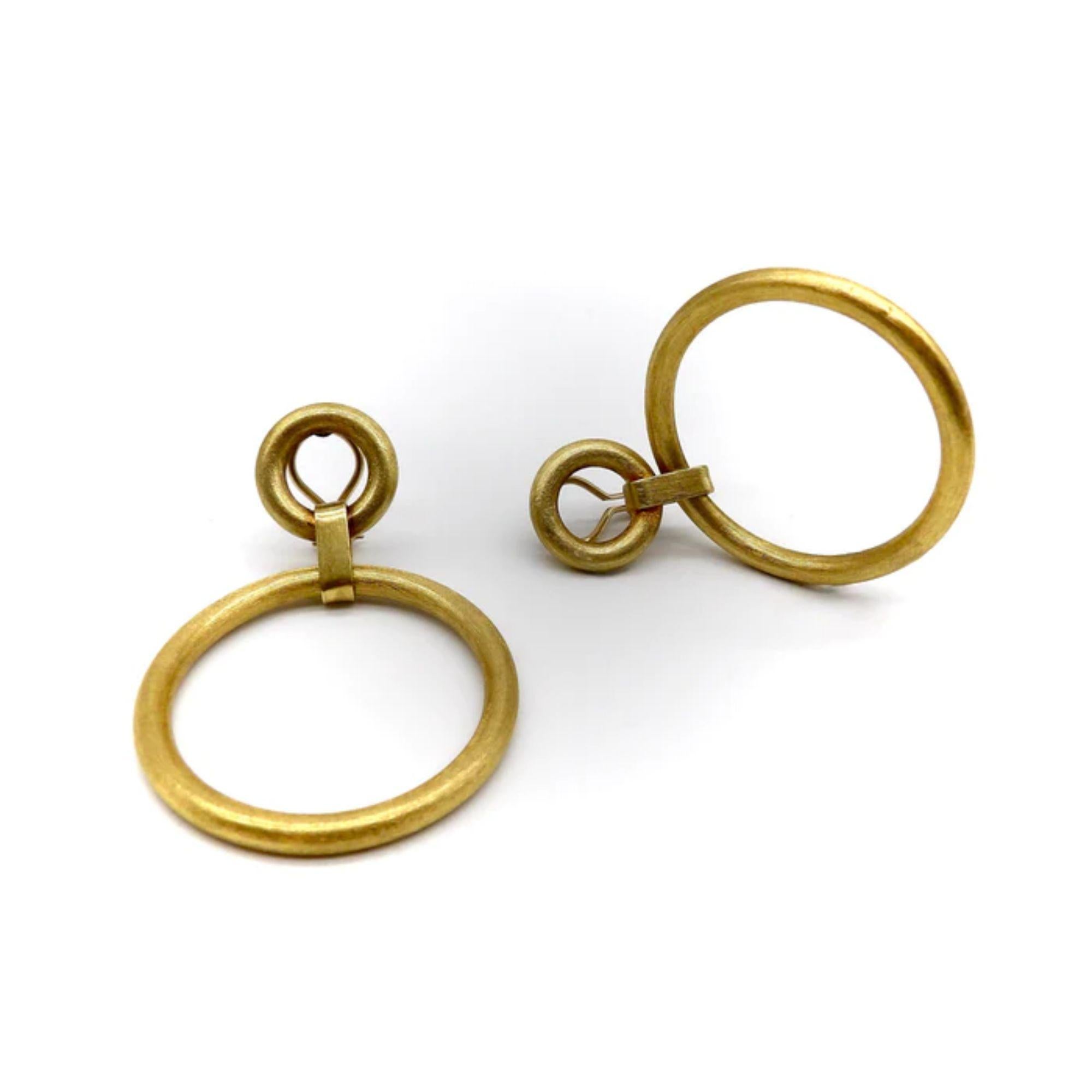 Orecchini a doppio cerchio d'epoca in oro 14K con finitura Florentine, anni '70 in vendita 1