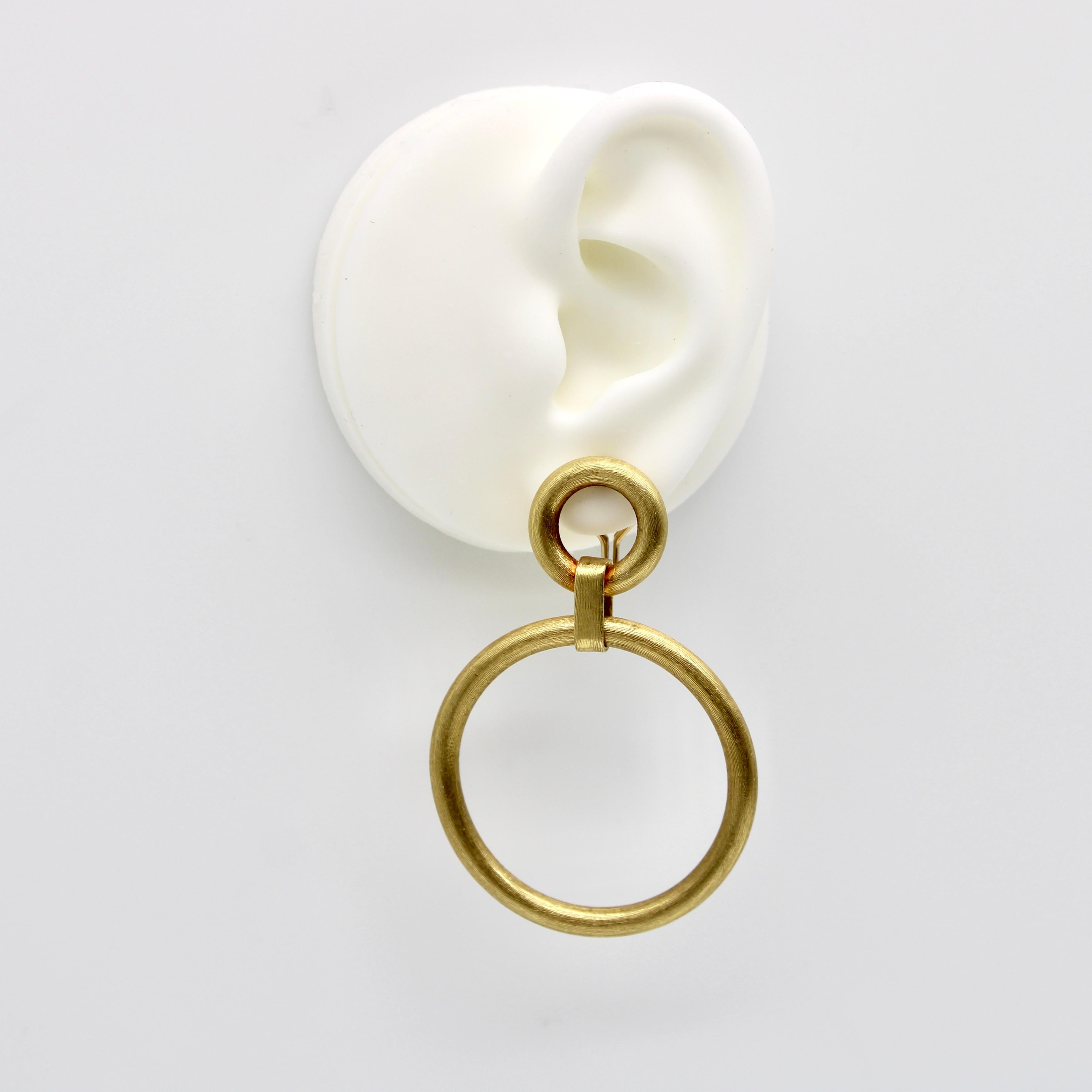Orecchini a doppio cerchio d'epoca in oro 14K con finitura Florentine, anni '70 in vendita 2