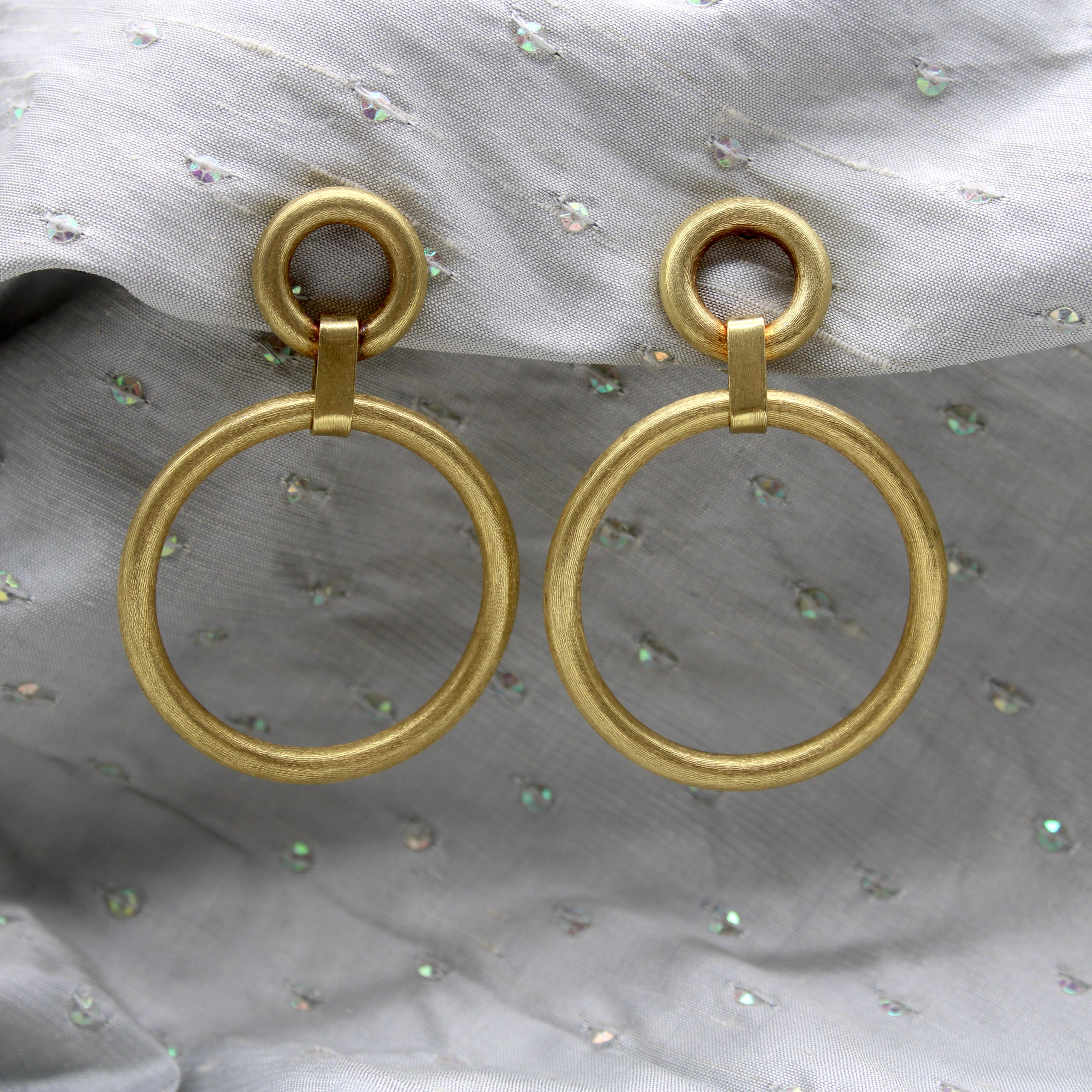 Orecchini a doppio cerchio d'epoca in oro 14K con finitura Florentine, anni '70 in vendita 3