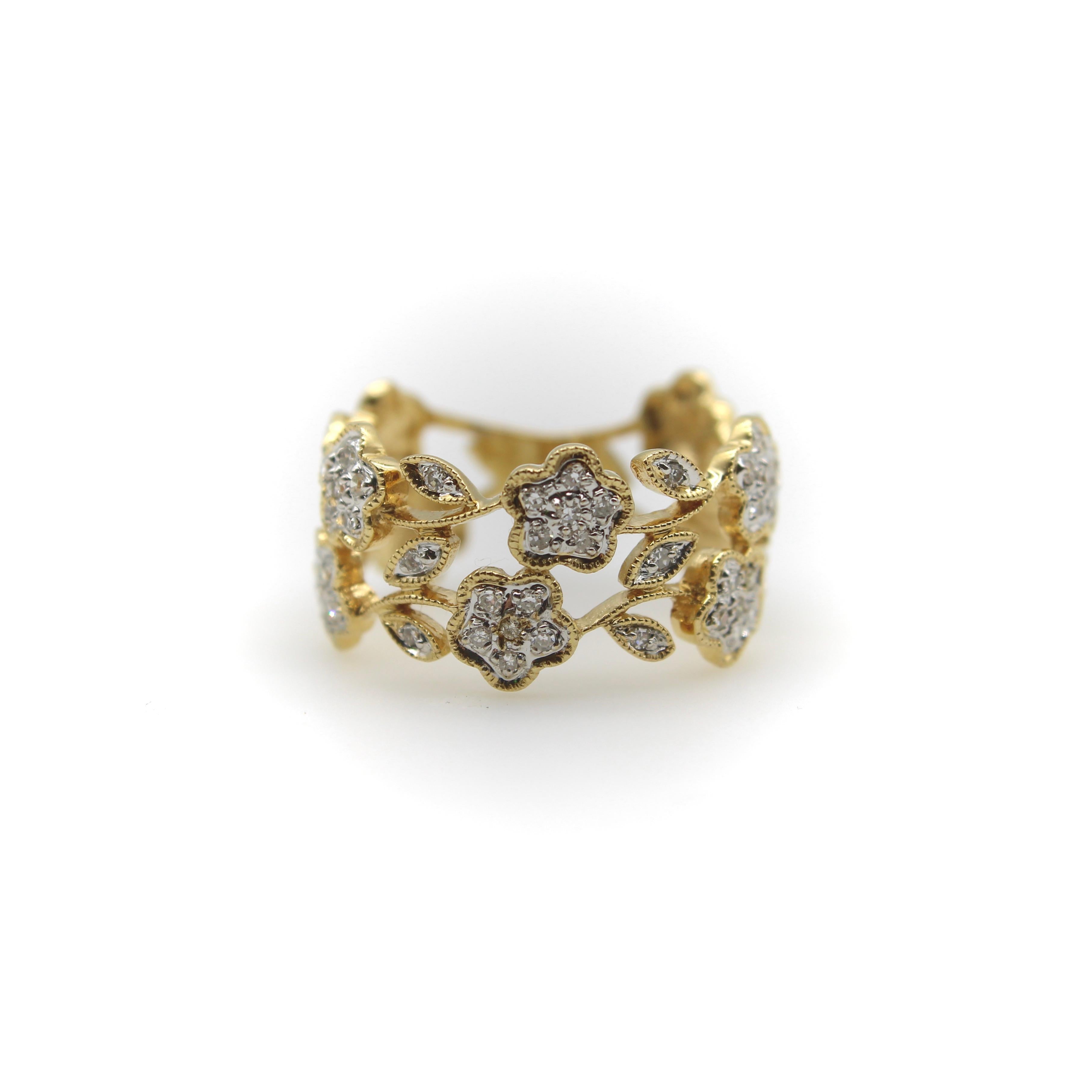Dieser Vintage-Ring aus 14 Karat Gold besteht aus zwei Reihen von Blumen, die sich zu einem offenen, filigranen Ring mit einem schönen Blattrand verbinden. Die Blumen sind mit Diamanten besetzt, die in ein Weißgold-Finish eingebettet sind, das einen