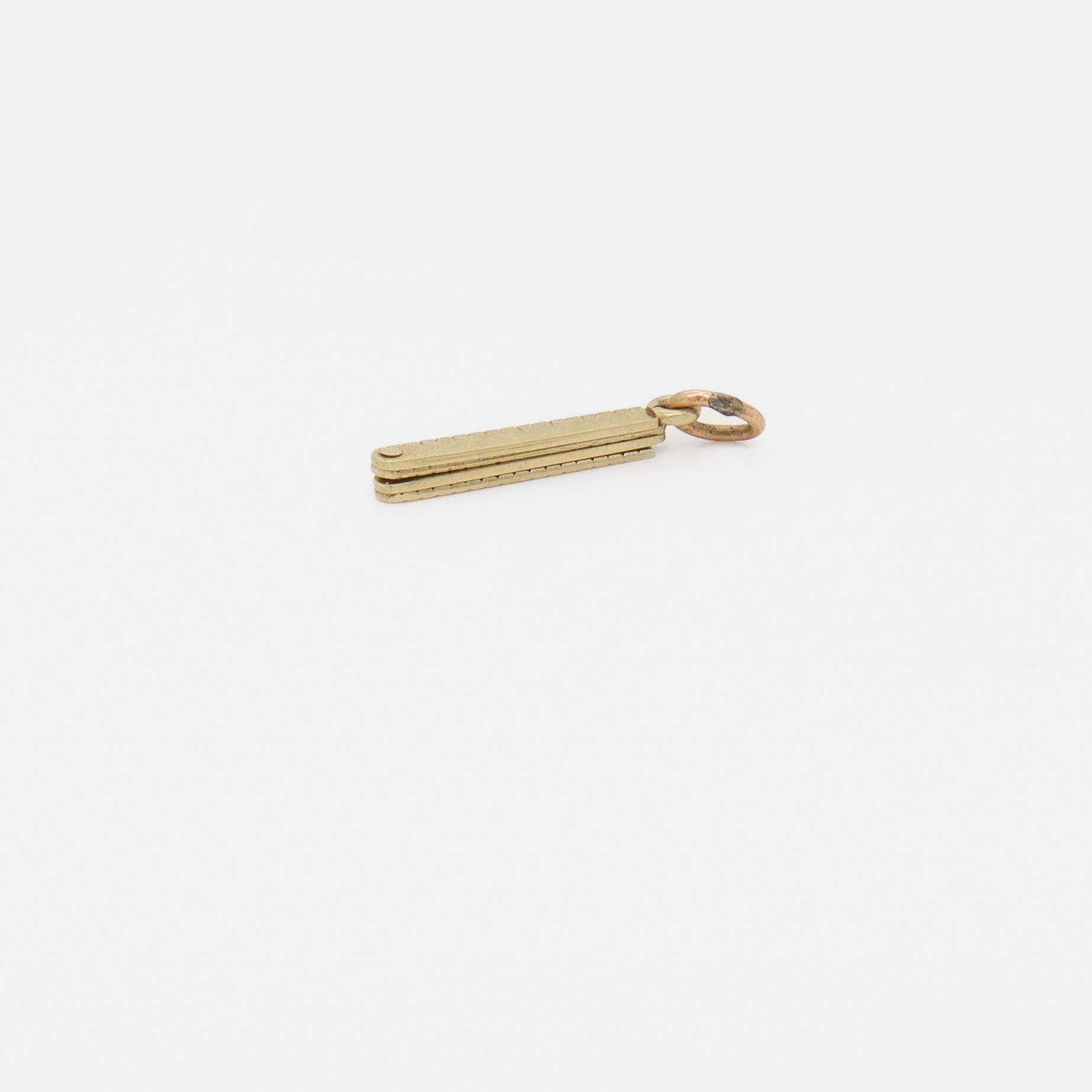 Charm con righello pieghevole in oro 14K vintage per un braccialetto di charme in vendita 5