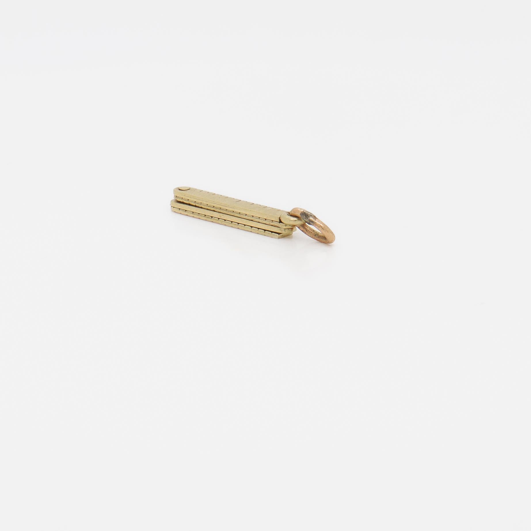 Charm con righello pieghevole in oro 14K vintage per un braccialetto di charme in vendita 6
