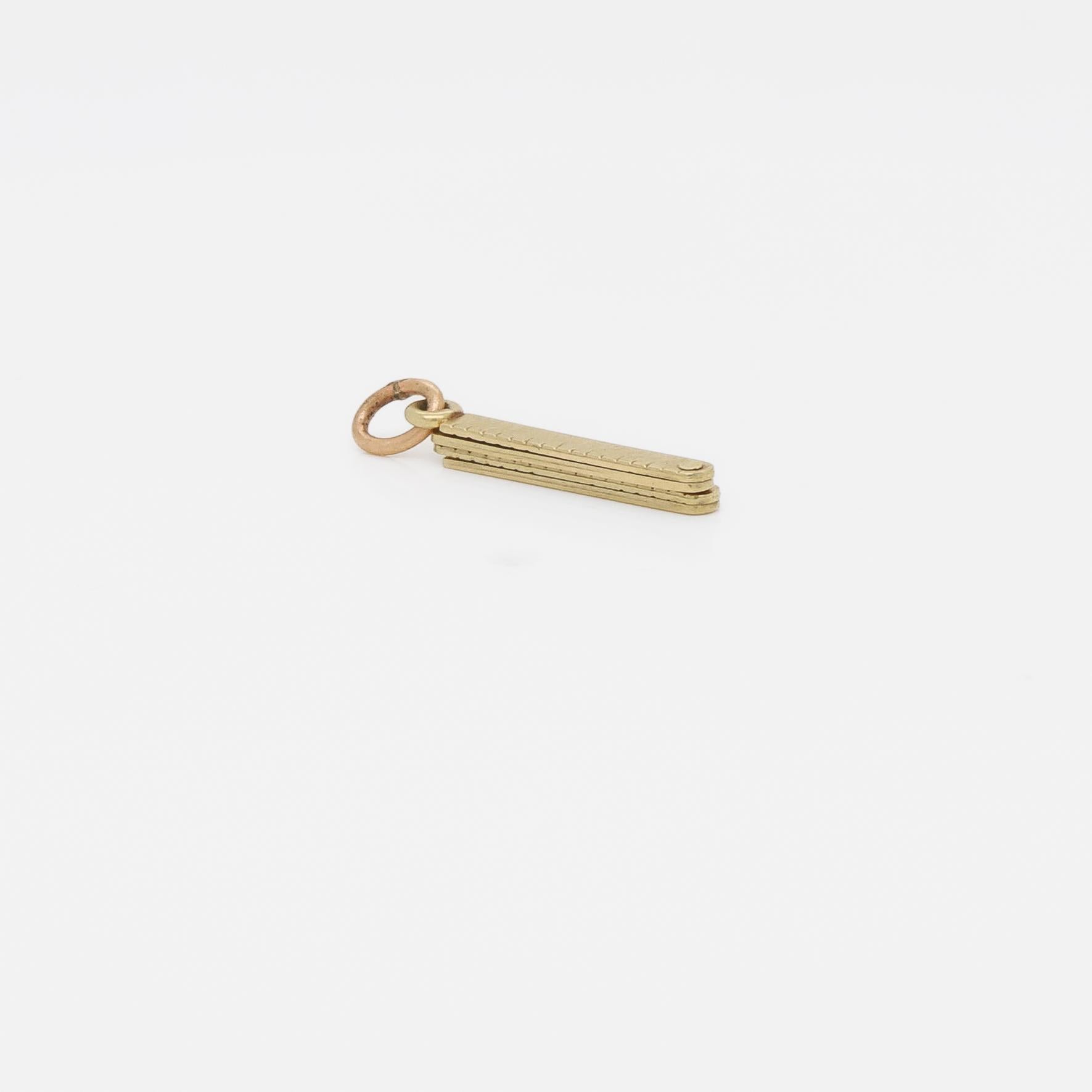Donna Charm con righello pieghevole in oro 14K vintage per un braccialetto di charme in vendita