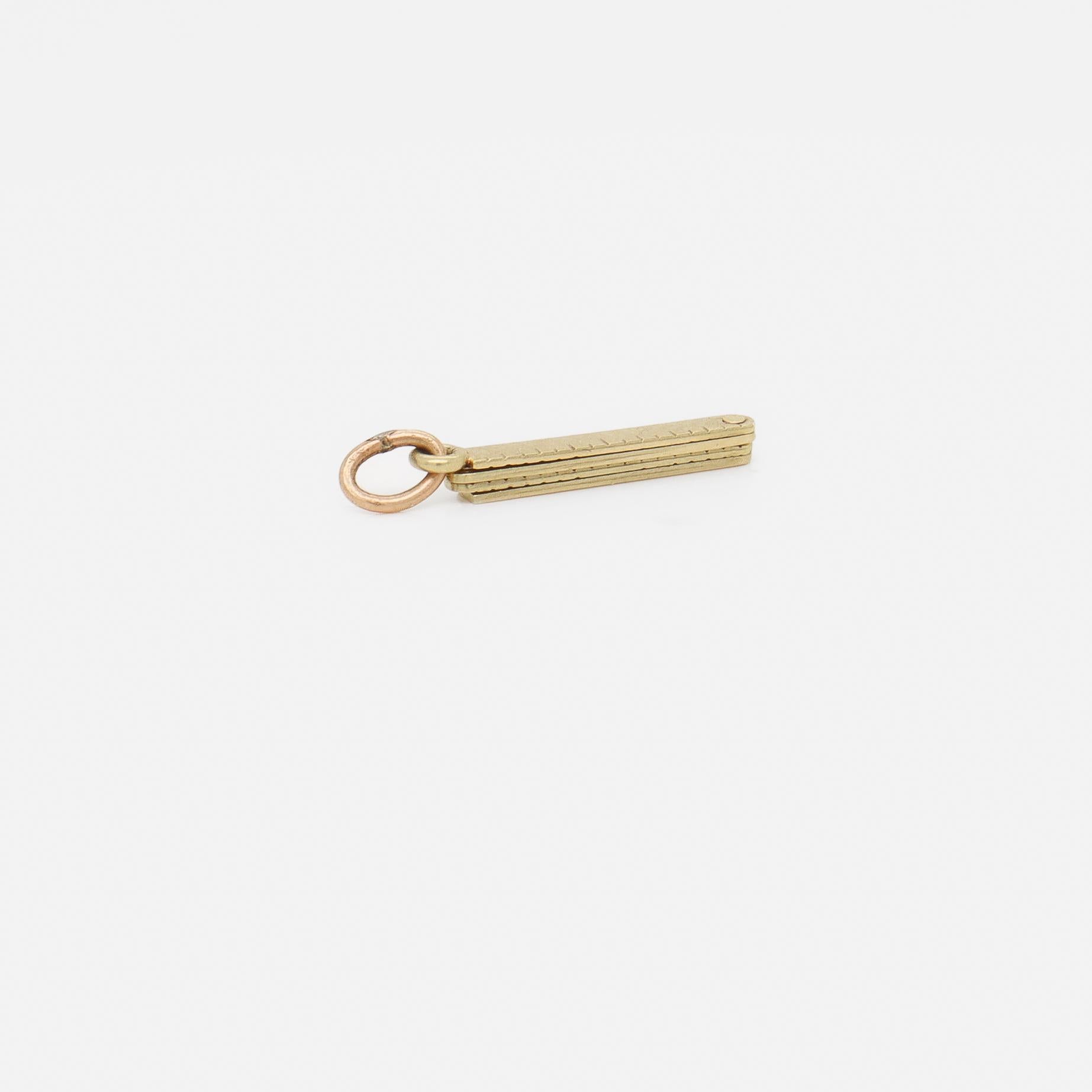 Charm con righello pieghevole in oro 14K vintage per un braccialetto di charme in vendita 4