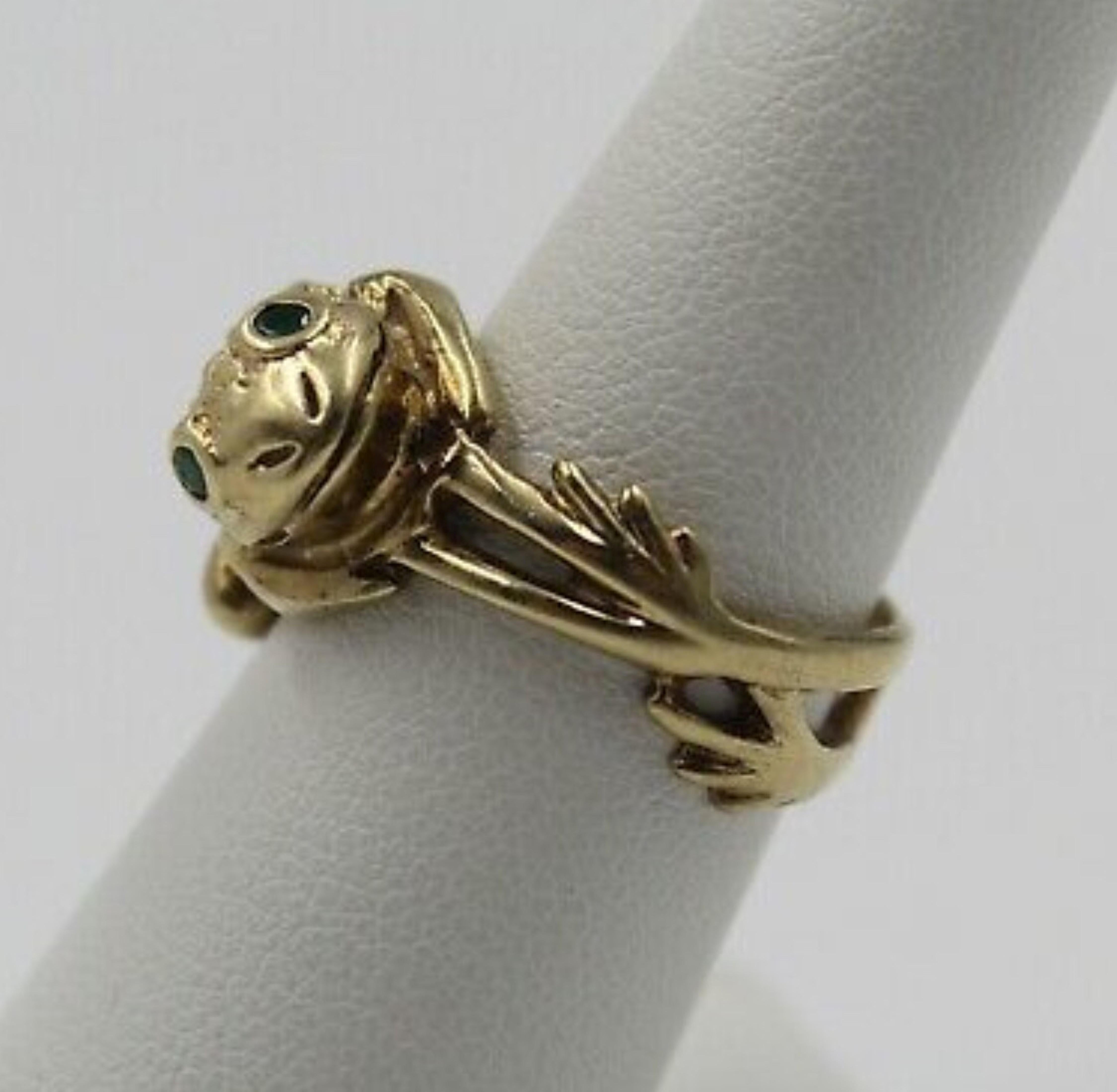 Vintage 14 Karat Gold Frog Ring with Emerald Eyes In Good Condition In Austin, TX
