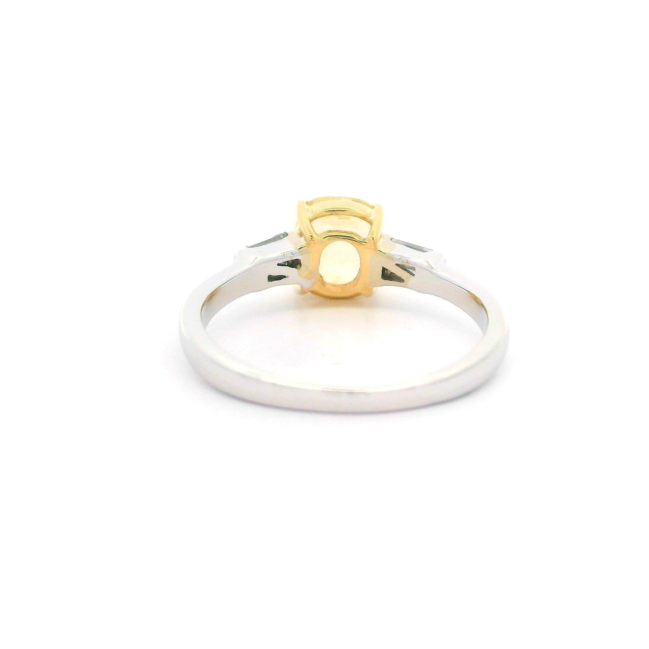 --Pietre: --
(1) Zaffiro naturale autentico - taglio a cuscino - incastonato - colore giallo pastello - 1.08ct (esatto - certificato)
**Vedi i dettagli della certificazione qui sotto**
(2) Diamanti naturali autentici - Taglio Baguette affusolato -